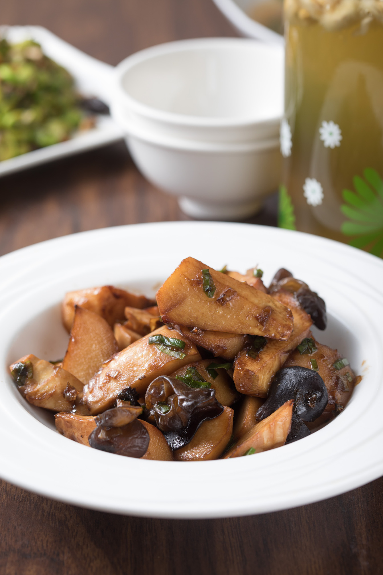 以自製豆瓣醬、甜麵醬烹調的當季「醬炒竹筍」鹹香多汁。（310元／份）