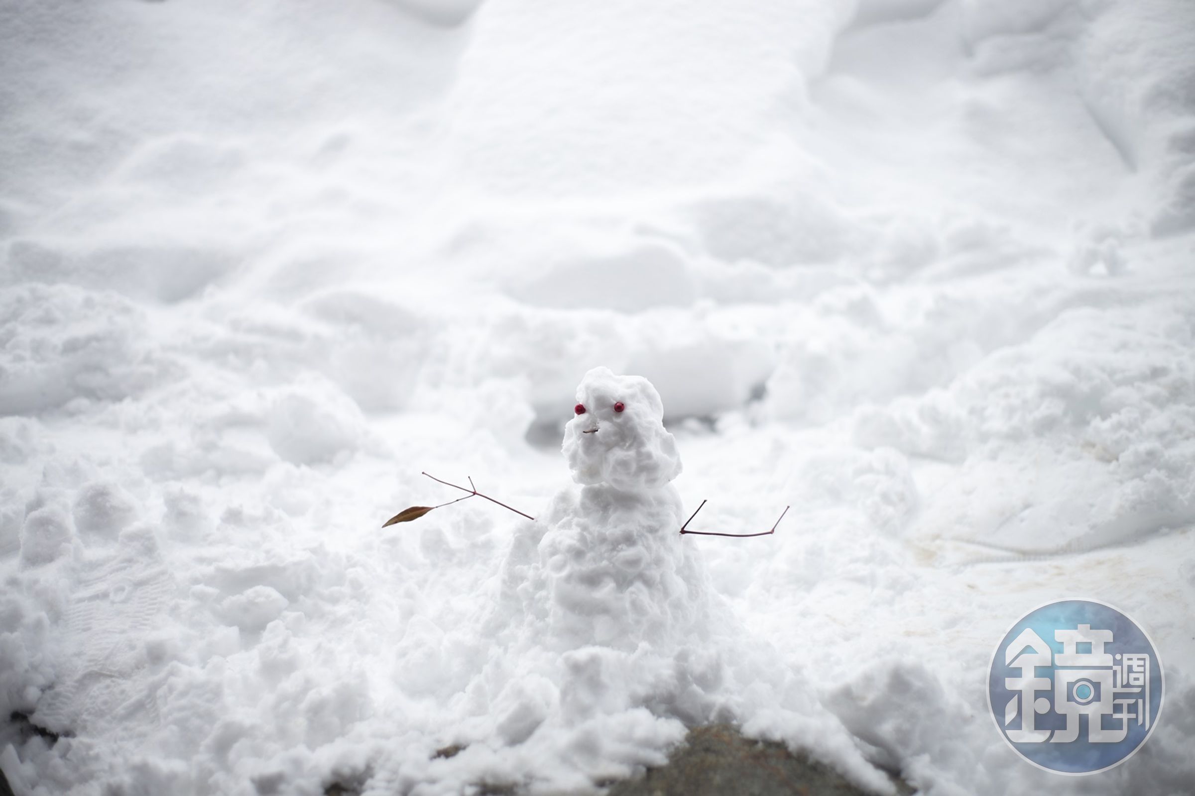 日本下雪時隨處可見地上堆起的小雪人。