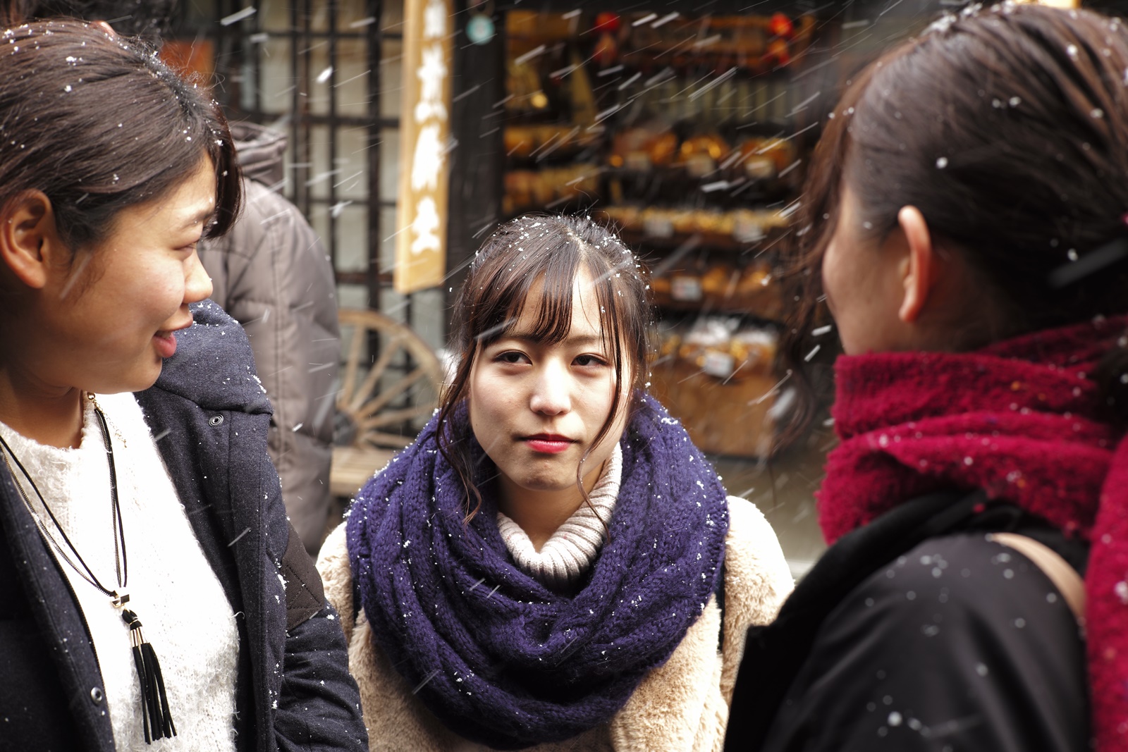 在雪中聚集的少女們。