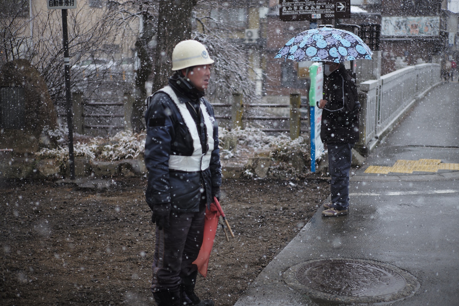 大雪中緊守崗位的工程人員。