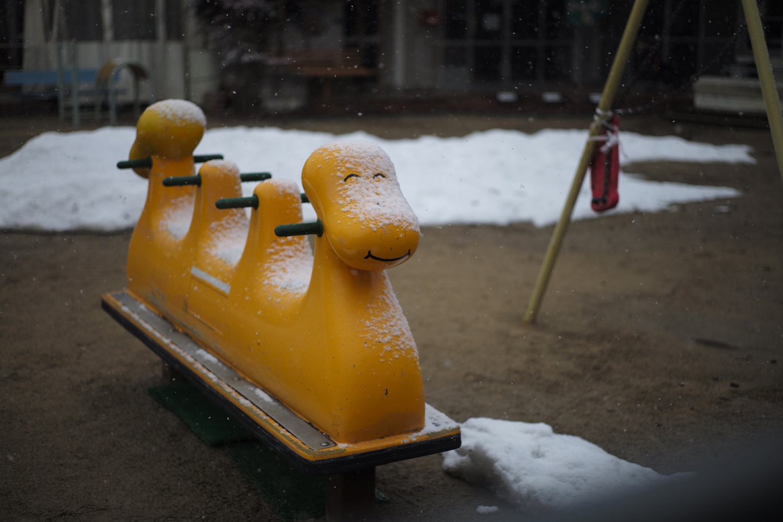 雪地中的兒童遊樂場。