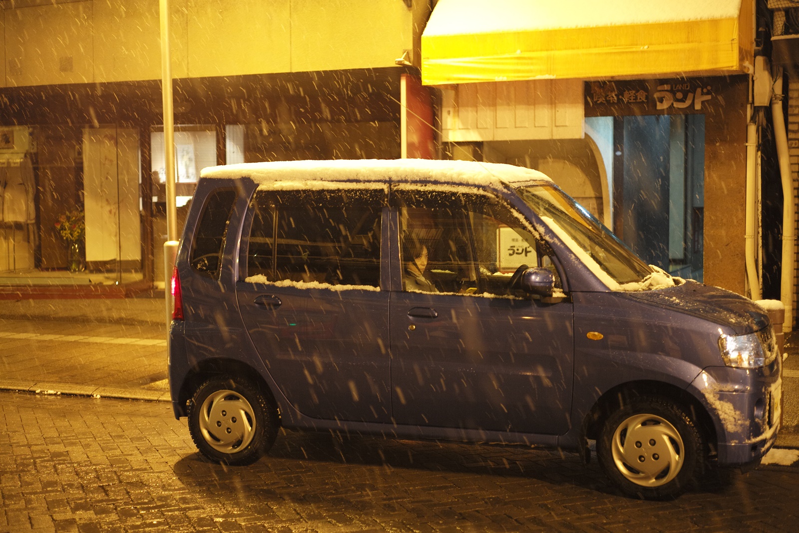 雪中開車的女子。