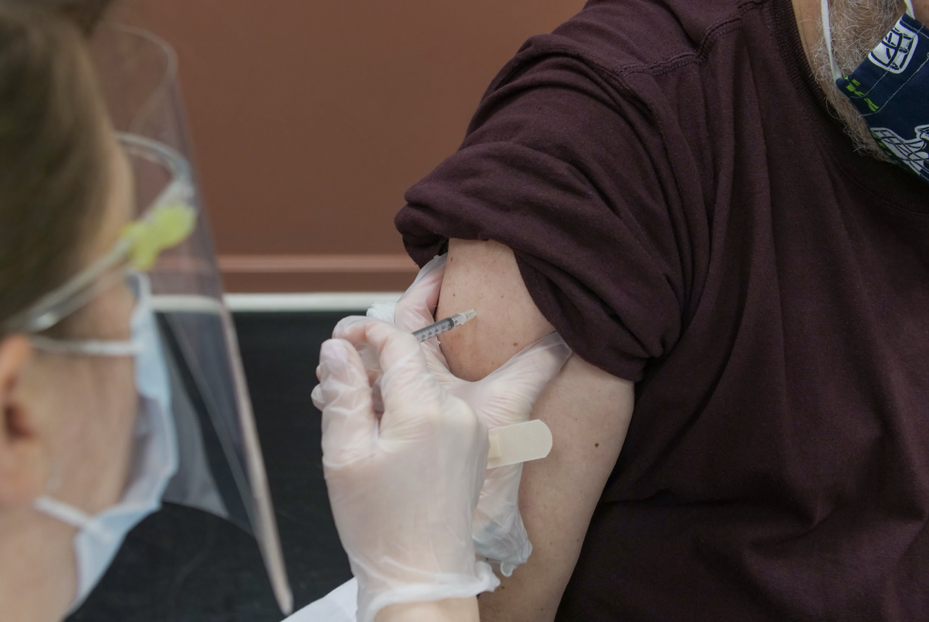 桃園市長鄭文燦指出，第三輪疫苗接種，因颱風影響，預定延至25日再施打。（資料照）