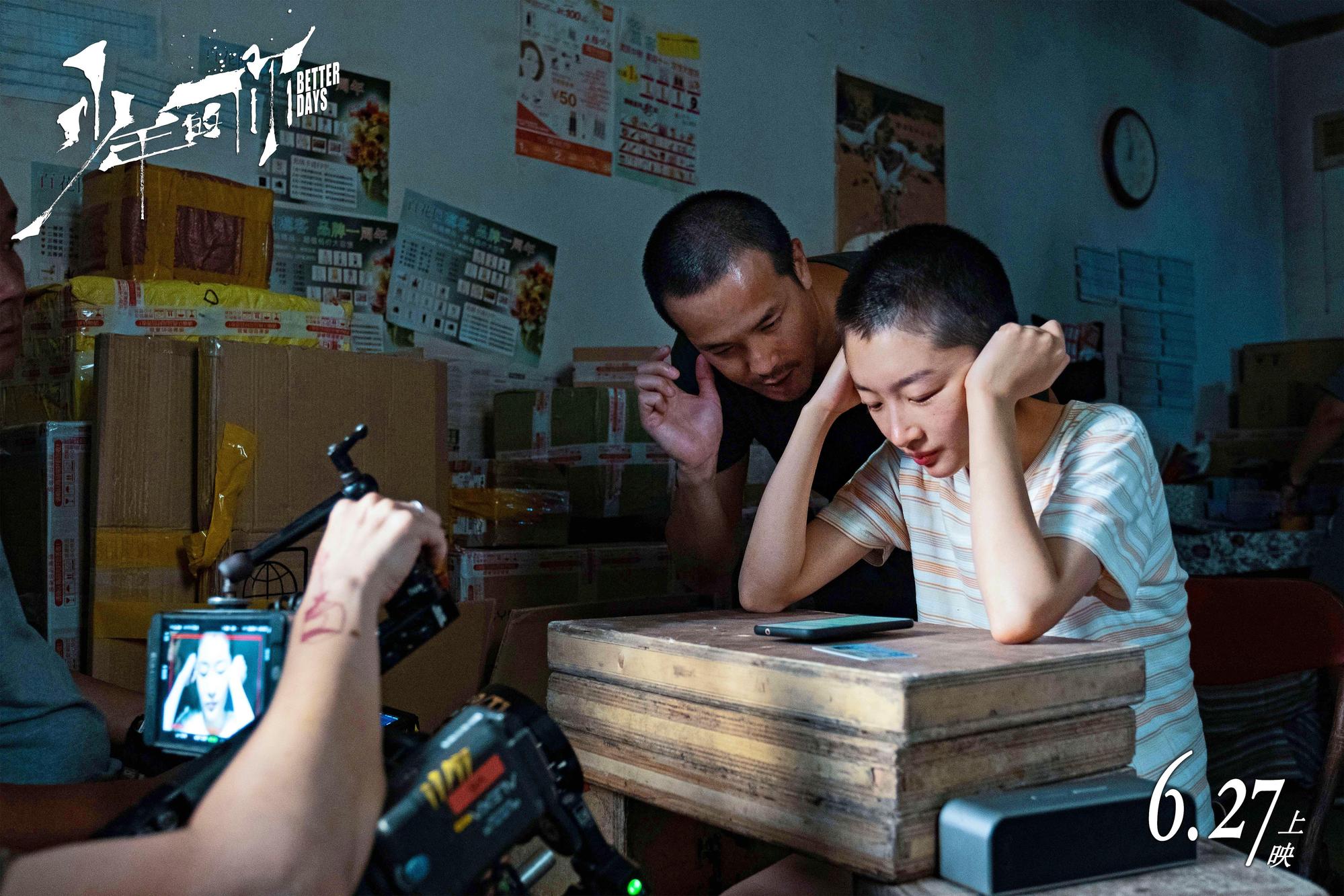 余靜萍（左方持攝影機者）拍攝過程中給予《少年的你》演員周冬雨（右）表演空間，中間為導演曾國祥。（翻攝自粉絲專頁）