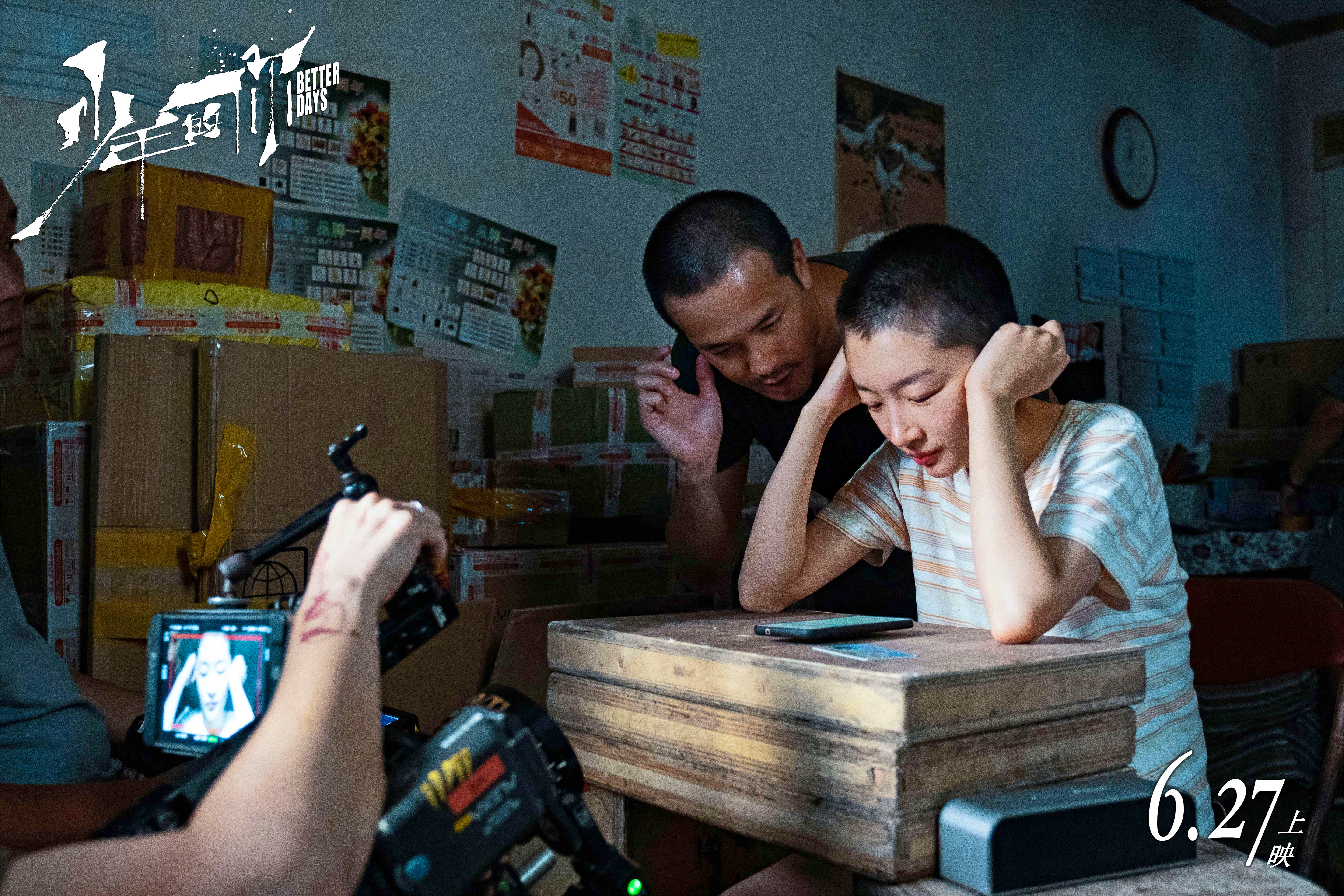 余靜萍（左方持攝影機者）拍攝過程中給予《少年的你》演員周冬雨（右）表演空間，中間為導演曾國祥。（翻攝自粉絲專頁）