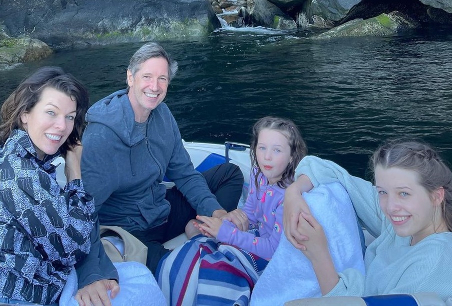 為了慶祝電影《彼得潘與溫蒂》殺青，蜜拉喬娃維琪與導演老公保羅安德森帶全家開船出遊。（艾薇安德森IG）