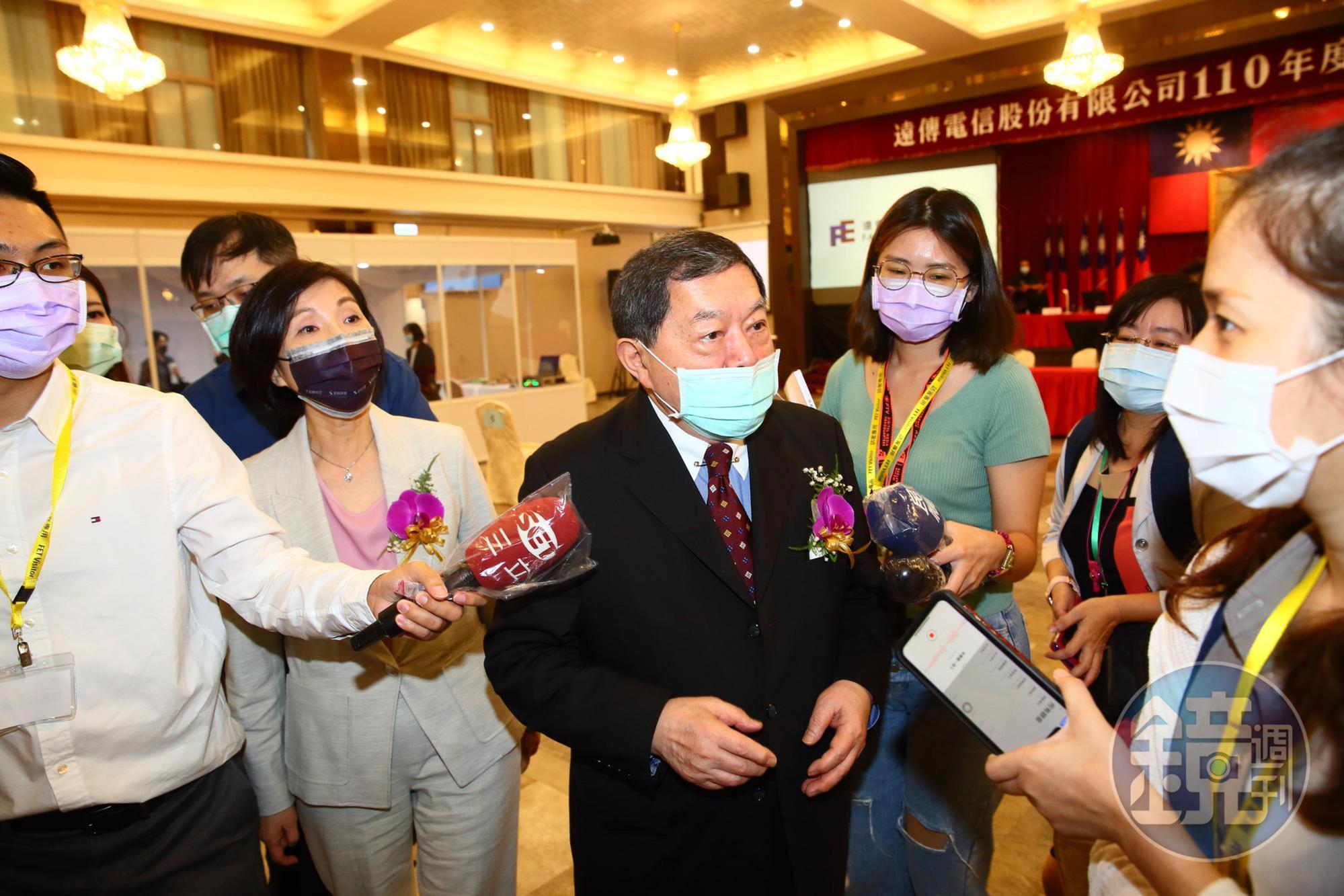 遠傳董事長徐旭東現身股東會狠酸對手。