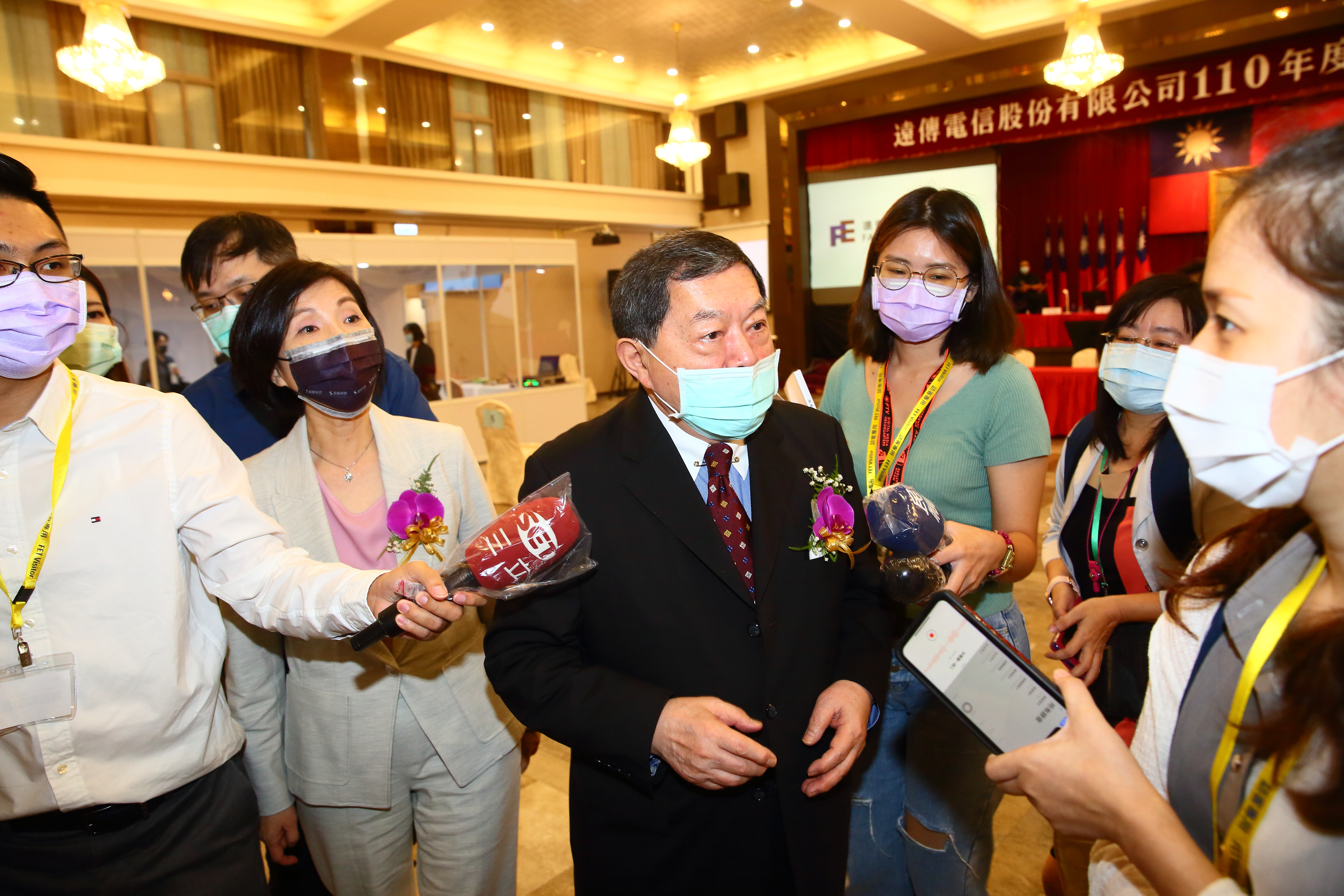 遠傳董事長徐旭東現身股東會狠酸對手。