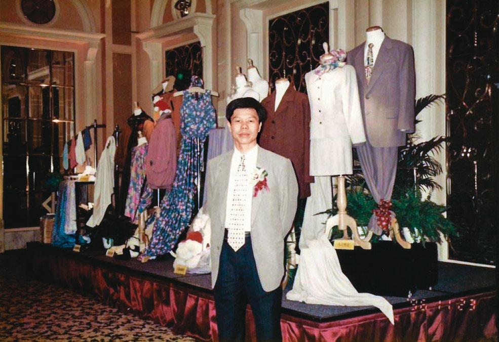 1996年，聚隆推出主力產品極超細纖維絲，周文東親自參加發表會。（聚隆提供）