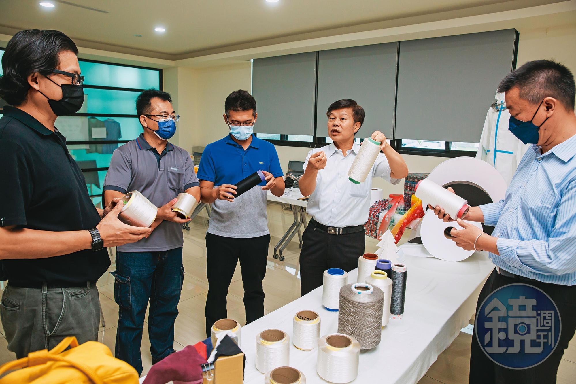 符合環保概念、最高等級的木漿纖維，是周文東（右2）頗驕傲的產品：「全世界只有我們可以做到量產。」