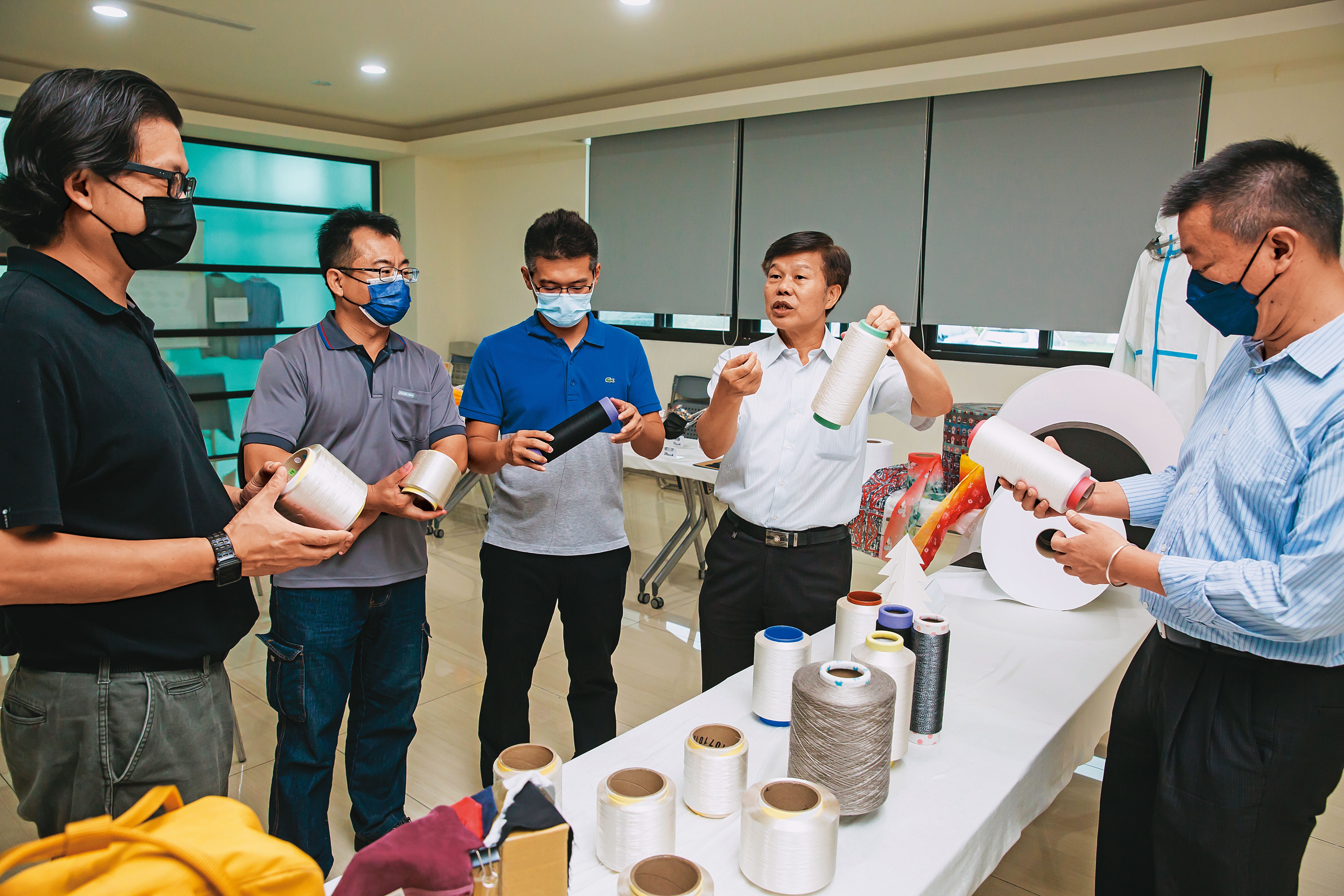 符合環保概念、最高等級的木漿纖維,是周文東(右2)頗驕傲的產品:「全世界只有我們可以做到量產。」