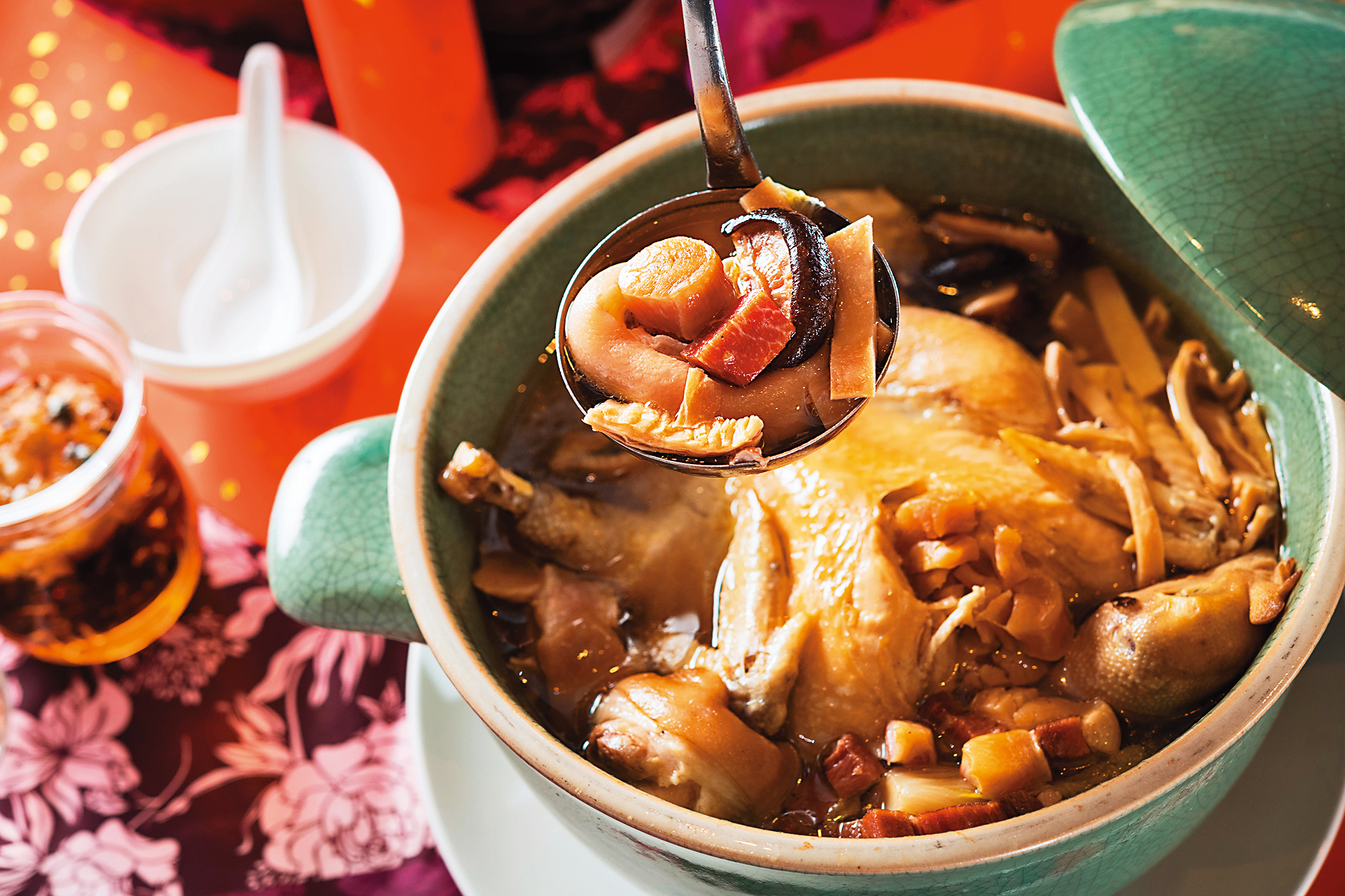 夜上海的「火朣津白燉半雞」真材實料，入口餘韻十足，吃不完隔天下點麵條再煮也好吃。（3,880元套餐主菜）