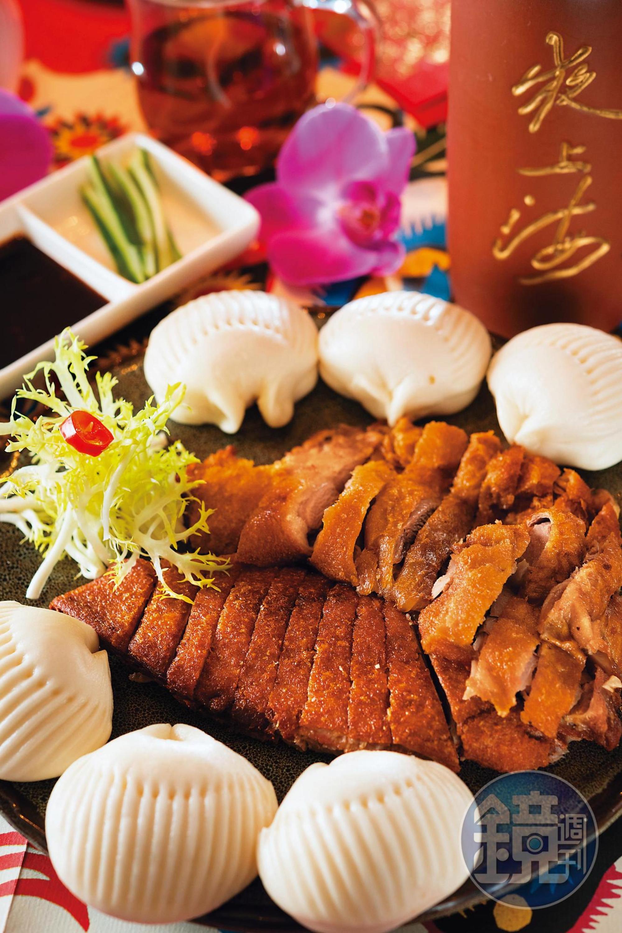堪稱大菜的「香酥鴨半隻配荷葉餅」，鴨肉辛香濃郁，是很久沒吃到的好味道。（3,880元套餐主菜）
