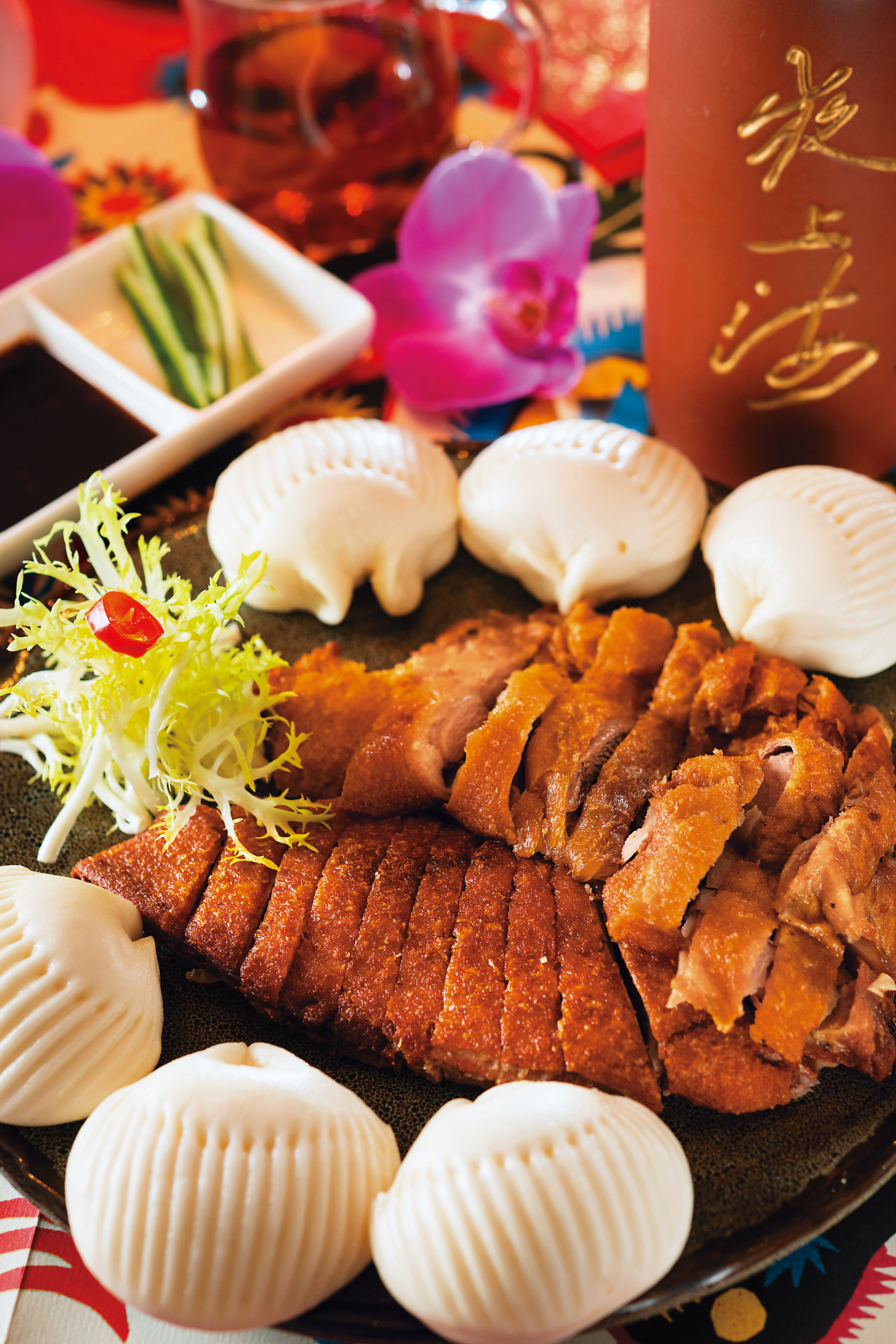 堪稱大菜的「香酥鴨半隻配荷葉餅」，鴨肉辛香濃郁，是很久沒吃到的好味道。（3,880元套餐主菜）