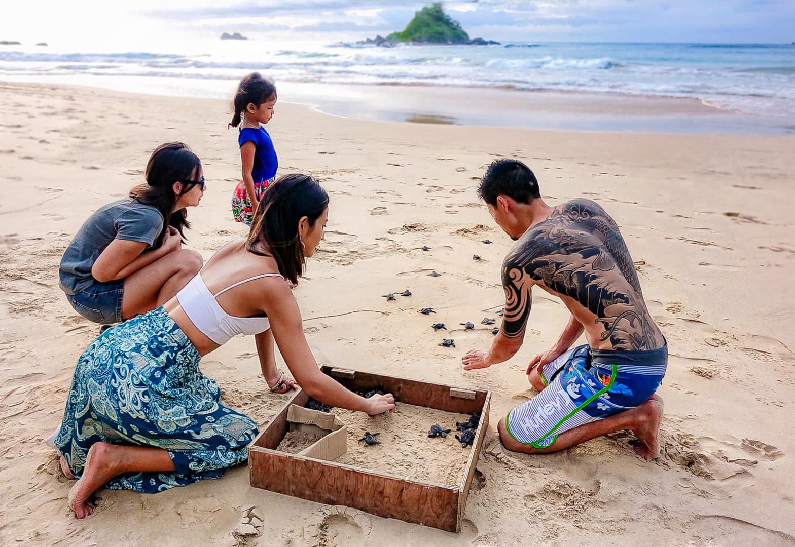 Sylvia和Henry兩人在2014年移居愛妮島，因為熱愛海洋與生命，開始復育海龜蛋。（深深愛上愛妮島、IG：oceangirl_sylvia提供）