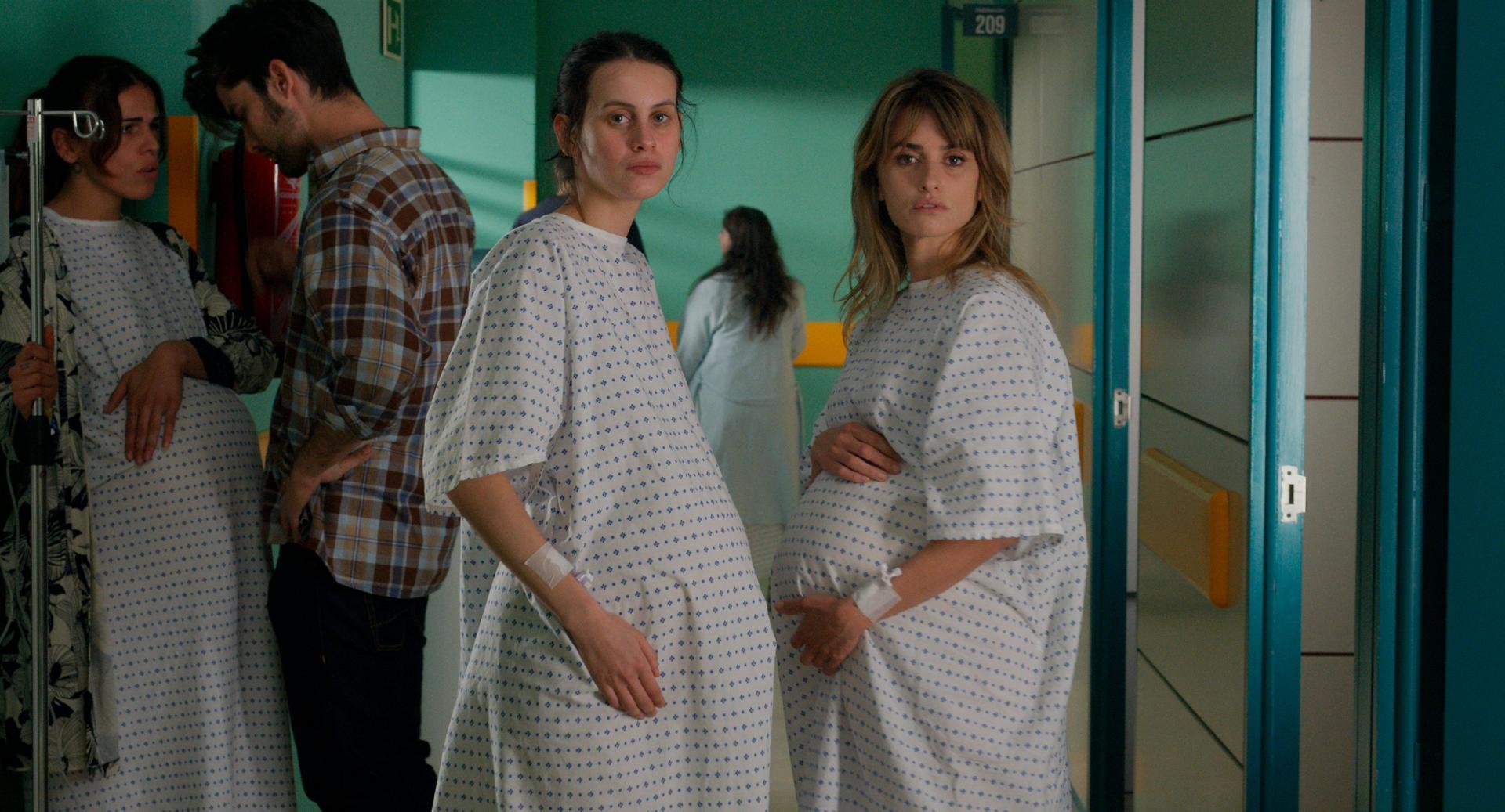 西班牙名導阿莫多瓦的新片《Parallel Mothers》，是本屆威尼斯影展開幕片，可角逐金獅獎。 （翻攝自filmaffinity.com）