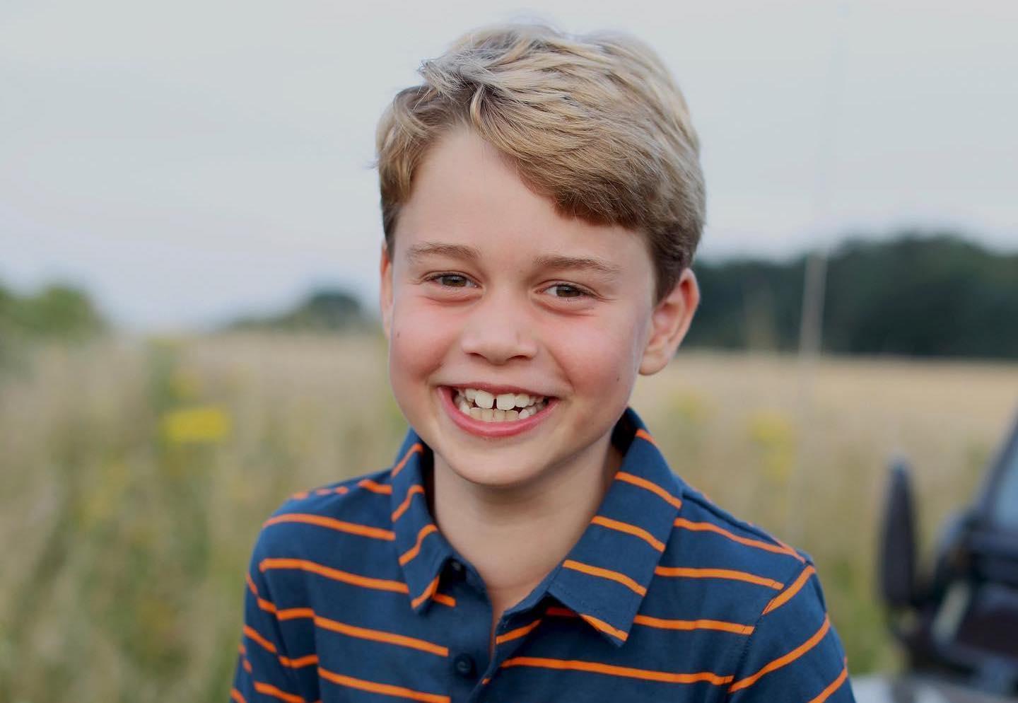 喬治小王8歲生日,照片露出大門牙和牙縫,相當可愛。(翻攝KensingtonRoyal推特)