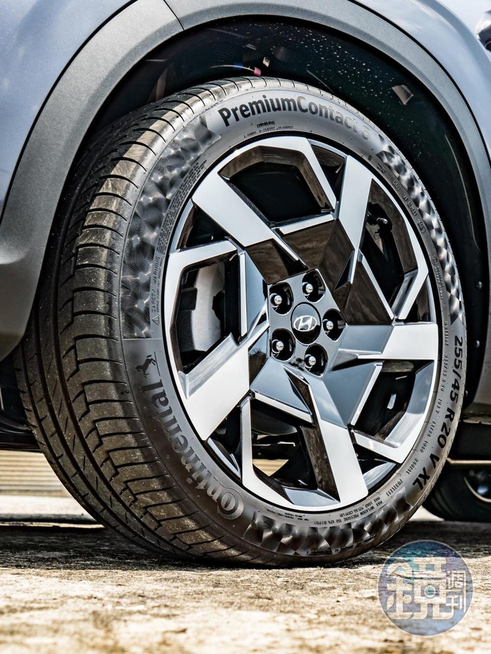 試駕車標配20吋雙色輪刀式鋁圈,配胎規格為255/45R20。