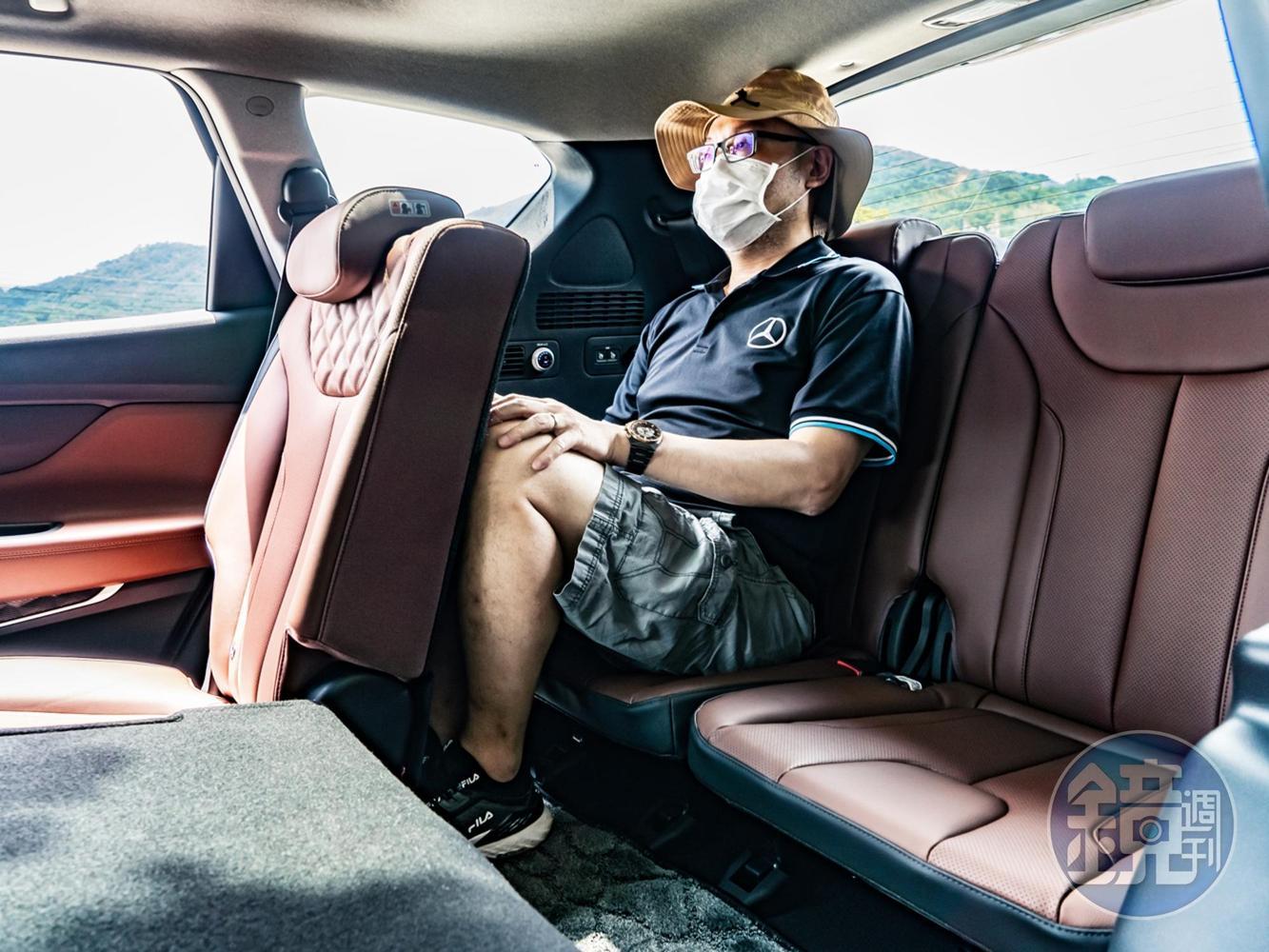 第三排座椅腿部空間雖然尚可,但親自試坐後還是建議讓女性或小孩乘坐此處較為合適。