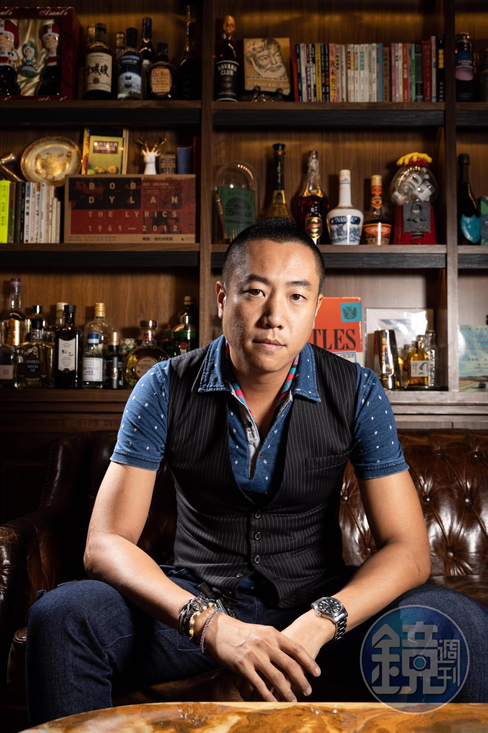 「AHA Saloon」老闆尹德凱剪去長髮，將頭髮捐贈給台灣癌症基金會，在疫情下展現出人性溫暖。