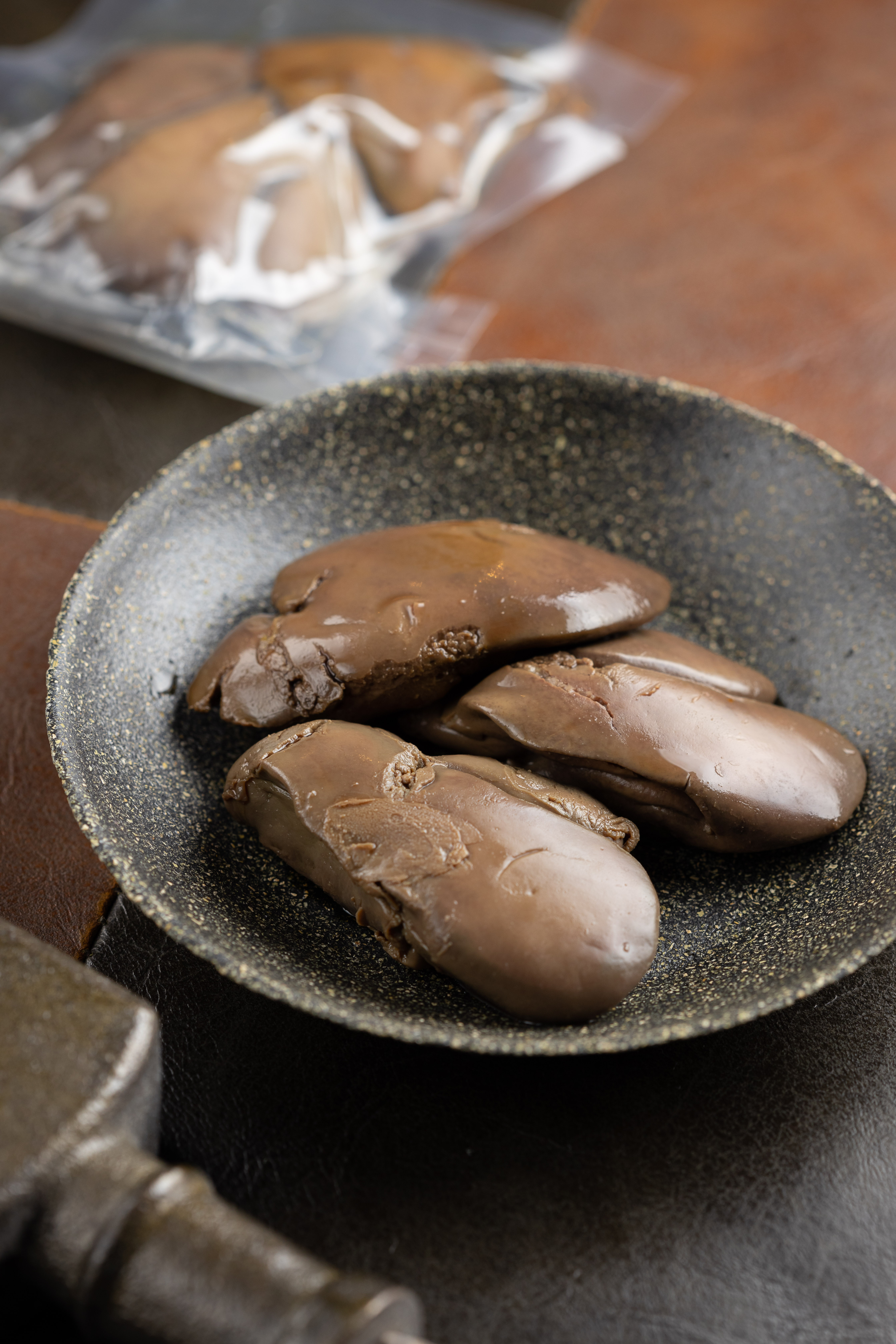「阿鑫小料理」的鮮嫩「雞肝」,採限量供應。(2杯外帶調酒+1份雞肝,1,000元/組;買4杯外帶調酒即送雞肝1份)