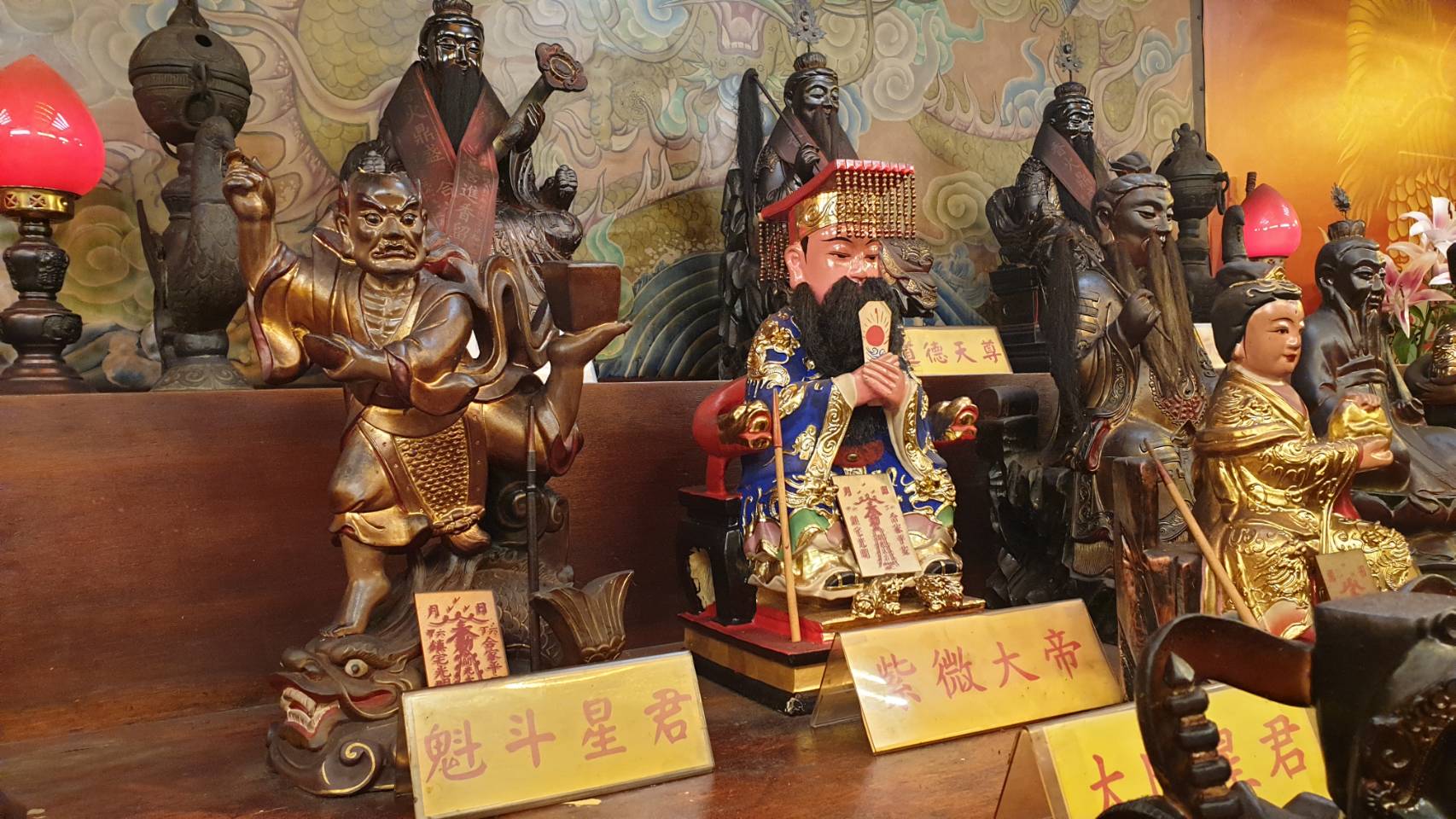 陽明山姜太公道場供奉之魁斗星君（左）。（翻攝畫面）