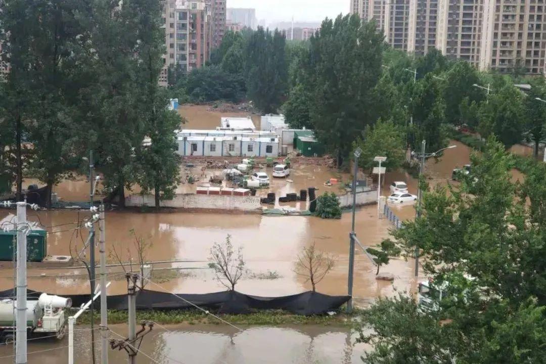 中國河南鄭州暴雨成災,官方公布截至目前已33人死亡。(翻攝書單君微博)
