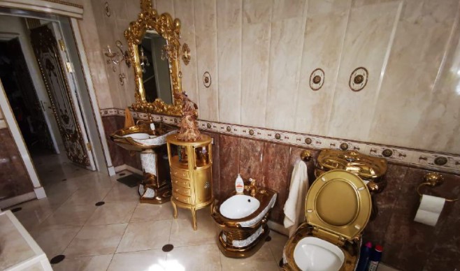 薩福諾夫的房子富麗堂皇,廁所還有「黃金馬桶」,引發熱議。(翻攝自Alexander Khinshteyn Telegram)