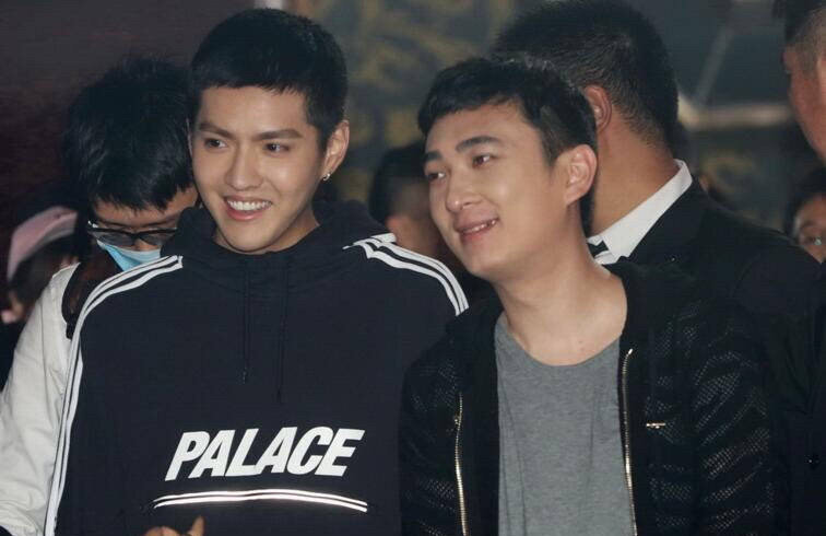 王思聰曾被陸媒爆料與吳亦凡是好友，開趴宛如皇宮選妃。（翻攝自新浪微博）