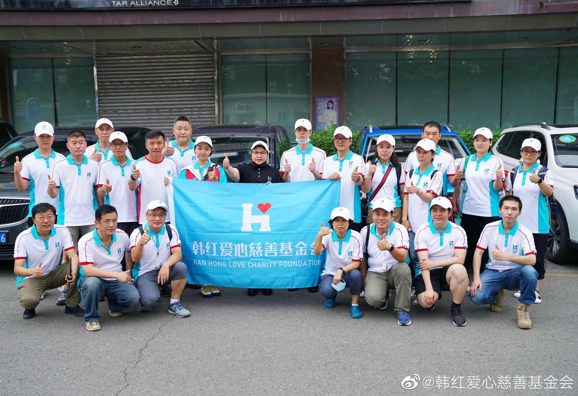 韓紅(中)帶領王一博與醫療、車手等志工前往河南鄭州賑災。(翻攝自韓紅愛心基金會微博)