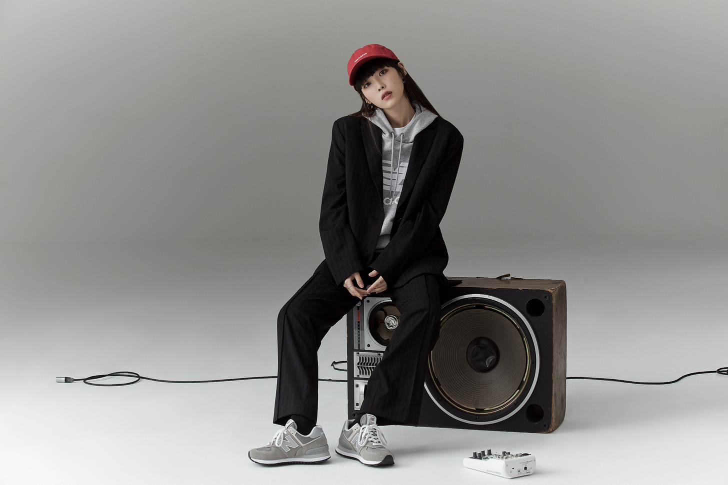 New Balance宣布IU接任亞太區品牌形象大使，她穿著西裝內搭帽T與灰色運動鞋，整體感覺時髦又有型。（New Balance提供）