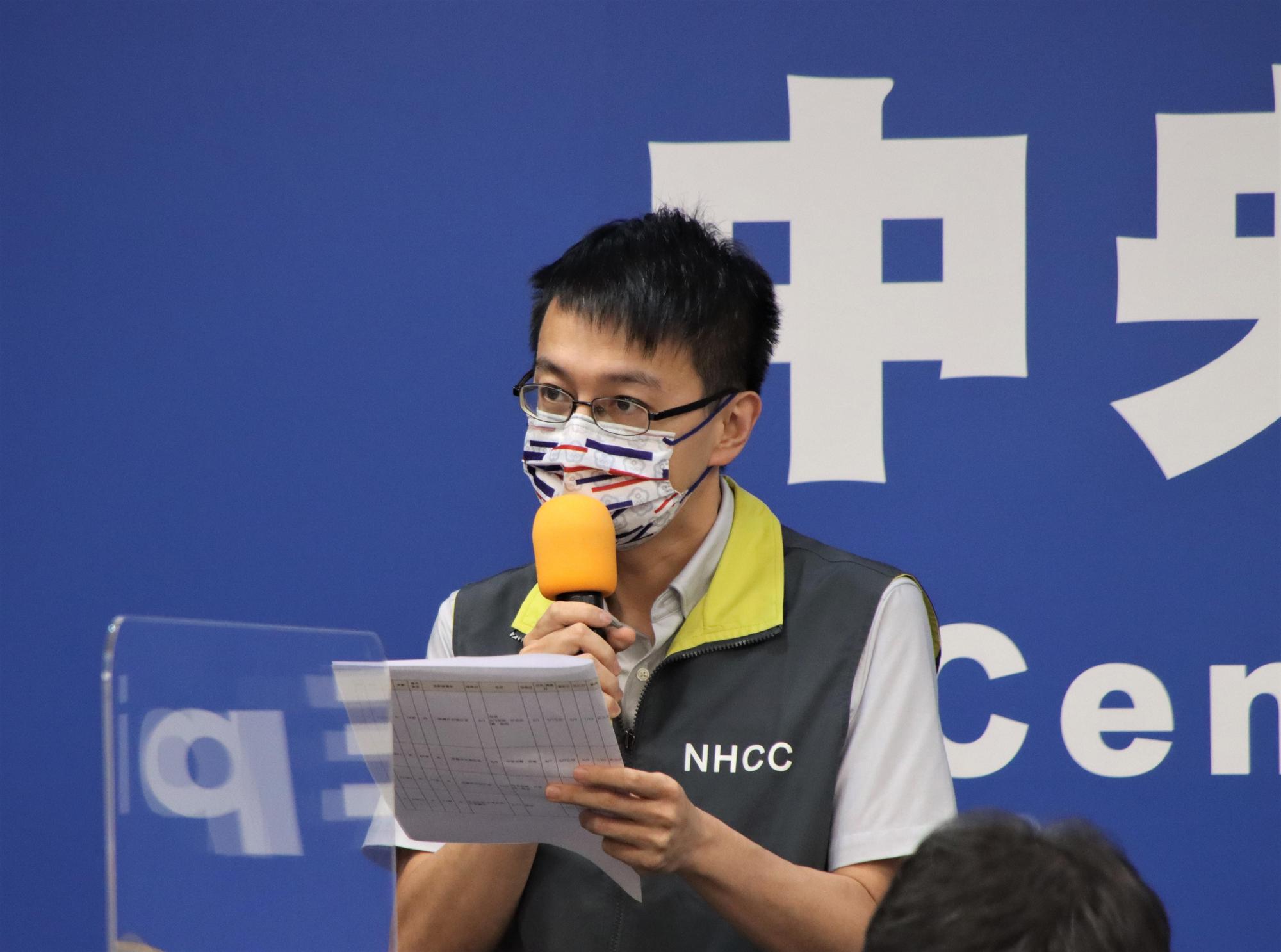 羅一鈞說明,屏東群聚案的果農妻病程。(指揮中心提供)