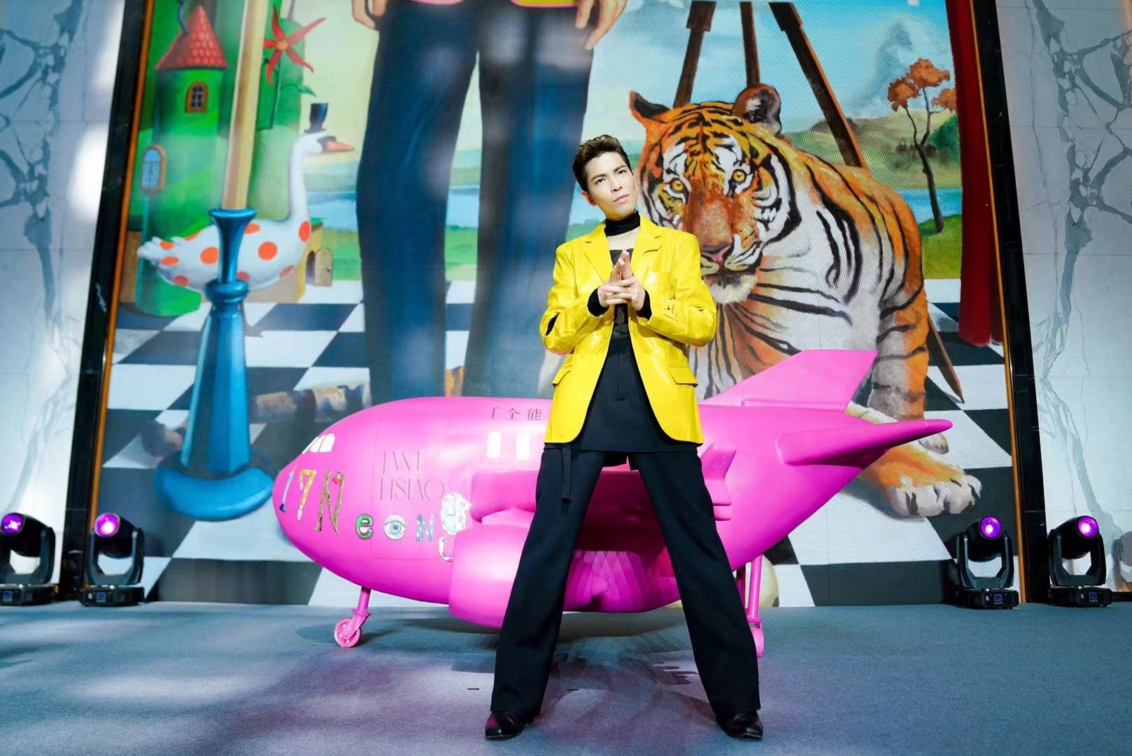 蕭敬騰宣布將於明年3月26日從上海啟動全新的《蕭敬騰17Neon9》世界巡迴演唱會。（華納唱片提供）