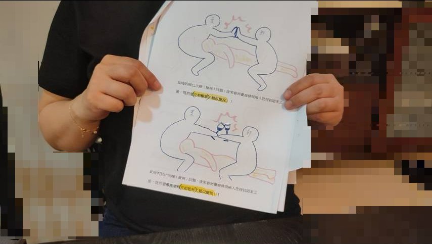 A女遭2名富商性侵時，2人還互相乾杯、擊掌慶祝。（畫面經特殊處理）