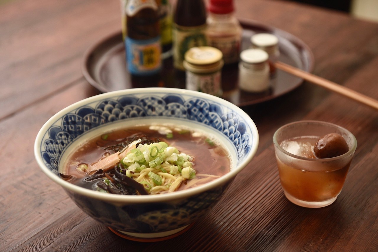 防疫在家，可以吃到來自台中「鳥苑地雞燒」的隱藏版拉麵，覺得療癒。