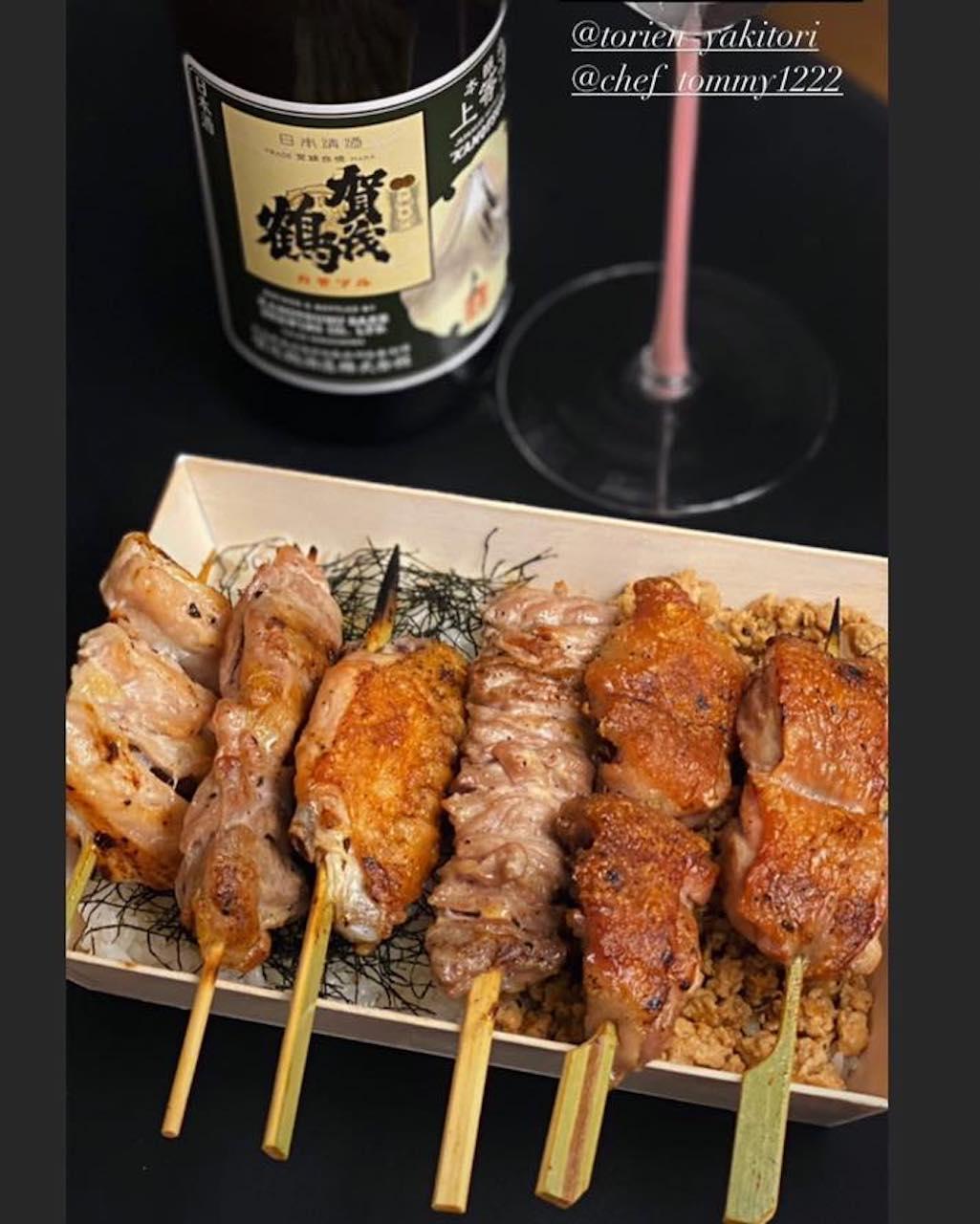 鳥苑地雞燒的燒鳥便當「燒鳥飯」，雞肉串烤得金黃恰恰好漂亮。（鳥苑地雞燒提供）