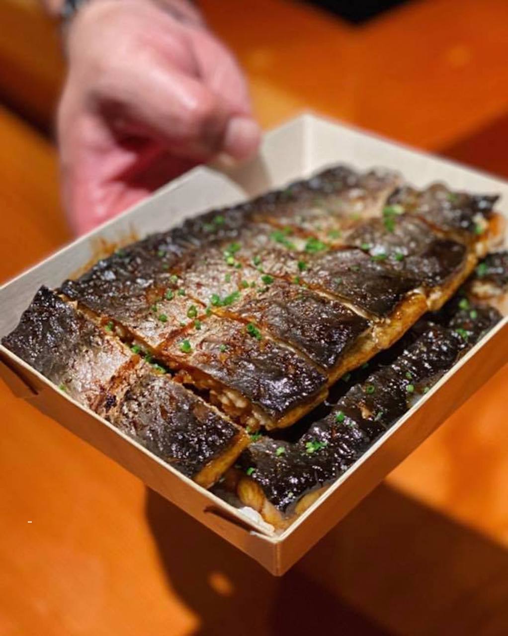 鳥苑地雞燒的「脆皮鰻魚飯」，料多到看不到飯。（鳥苑地雞燒提供）