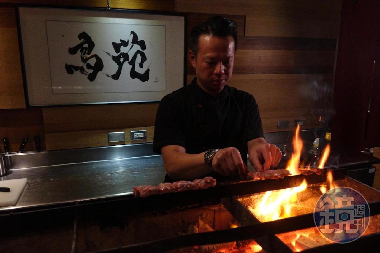 鳥苑老闆兼主廚湯仲鴻（Tommy）擅長雞肉分切，可端出超過30款燒鳥部位。