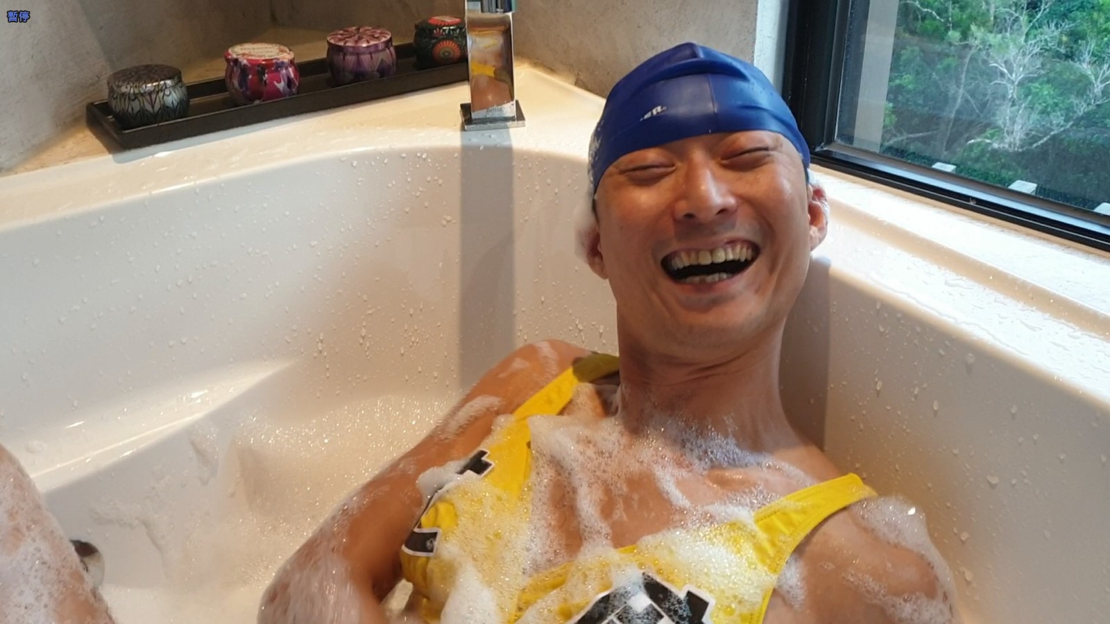 為了效果浩子更在浴缸泡澡，激情的玩泡泡與各種搔首弄姿。（民視提供）