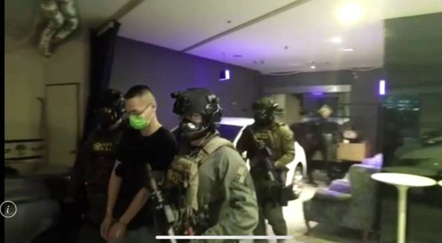 警方逮捕涉嫌暴力討債的徐姓嫌犯等人。(翻攝畫面)