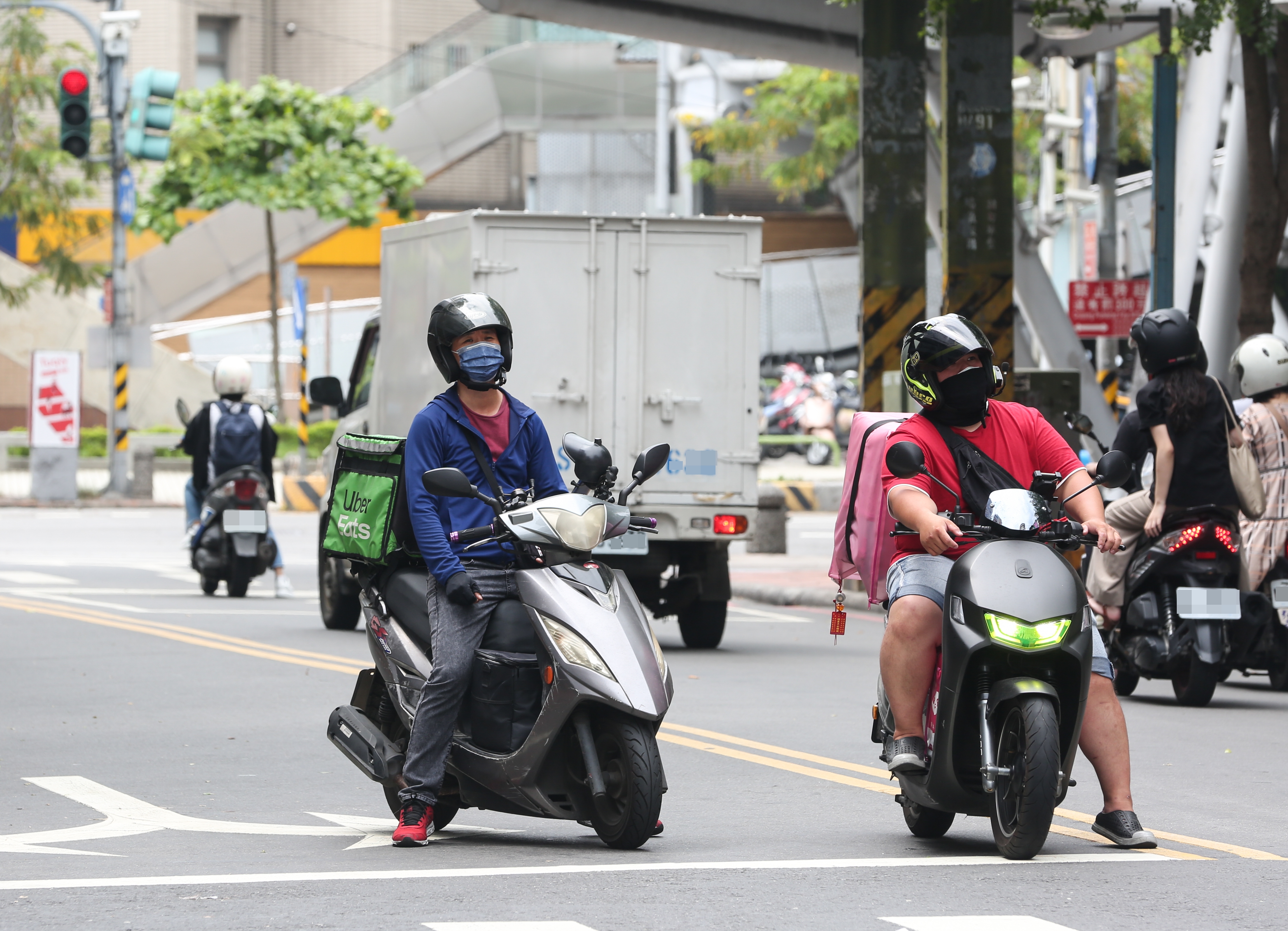 外送平台時常推出優惠，像是會員方案、限量優惠碼或外帶自取等選項。（示意圖，本刊資料照）