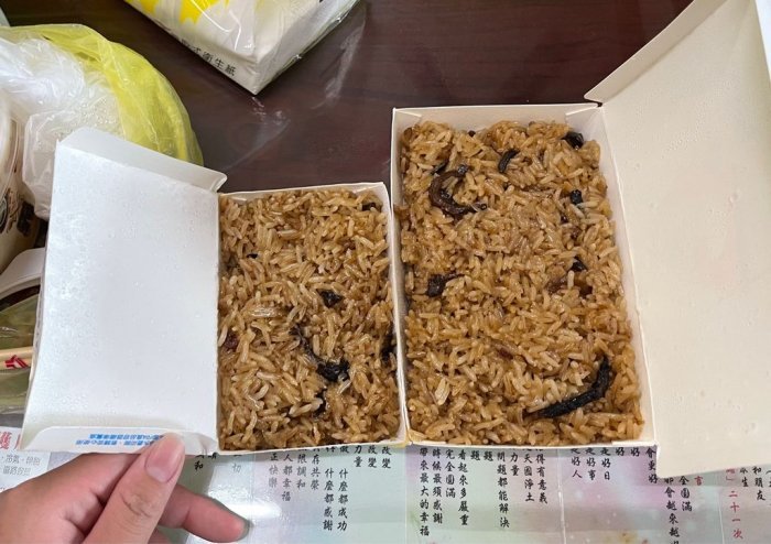 網友用「外帶自取」買的油飯跟現場點的油飯，份量差異極大。（翻攝Dcard）