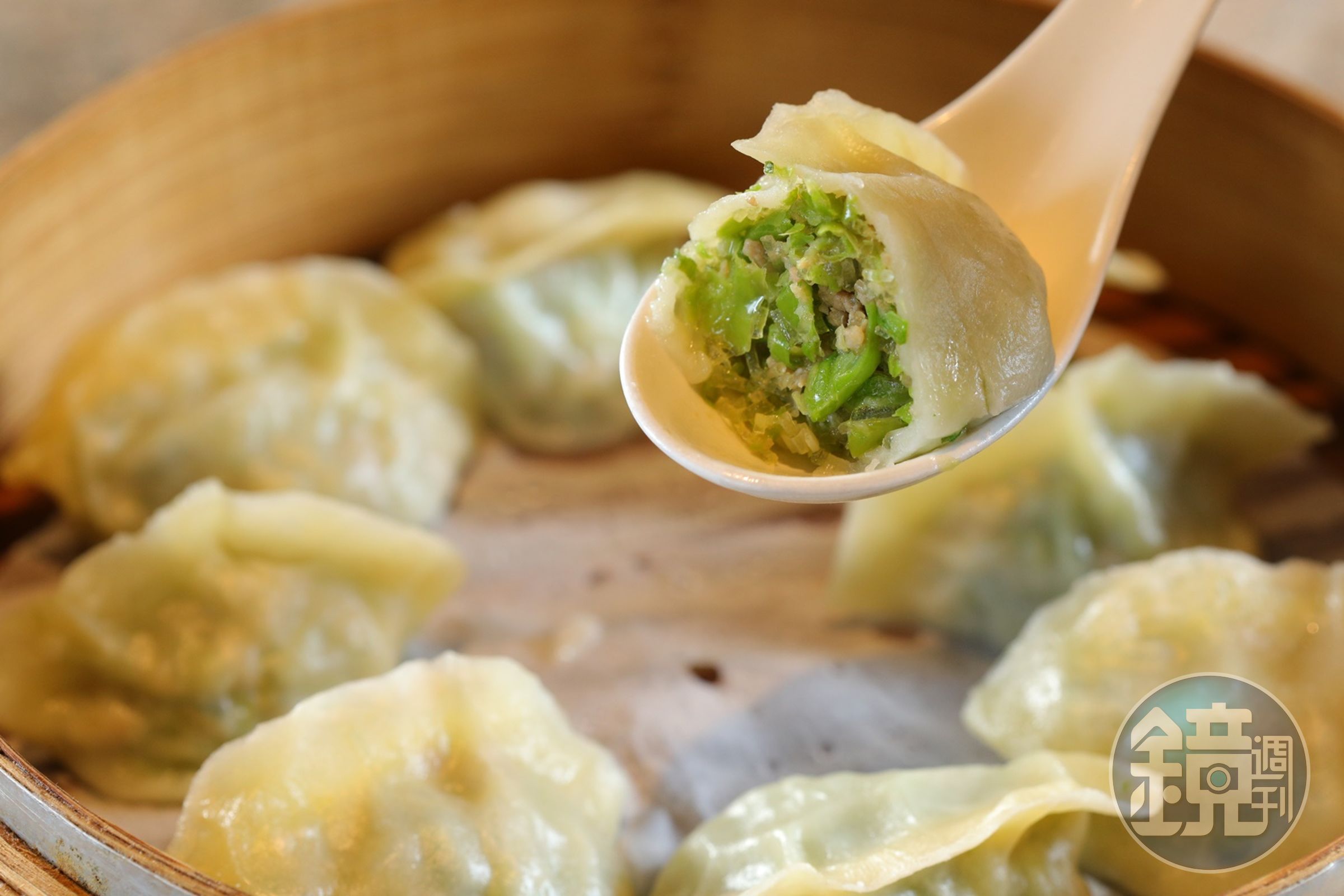 「四季豆蒸餃」精挑甜潤四季豆，搭配肉末、冬粉與香厚的麵皮。（200元／10個）
