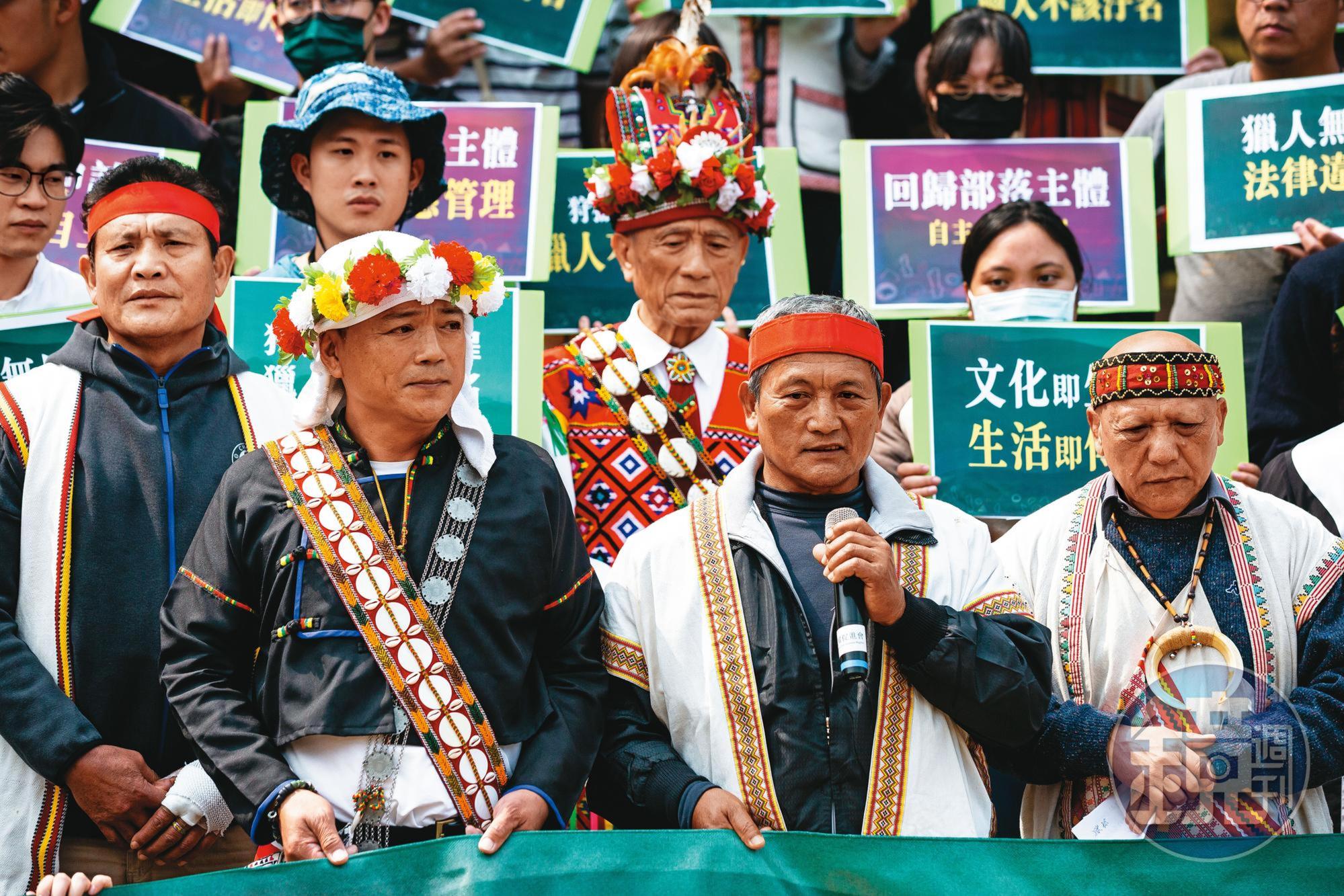3月9日,王光祿(前右2)、潘志強(前左1)穿著各自族服,於憲法法庭發言。後排中為潘志強父親。