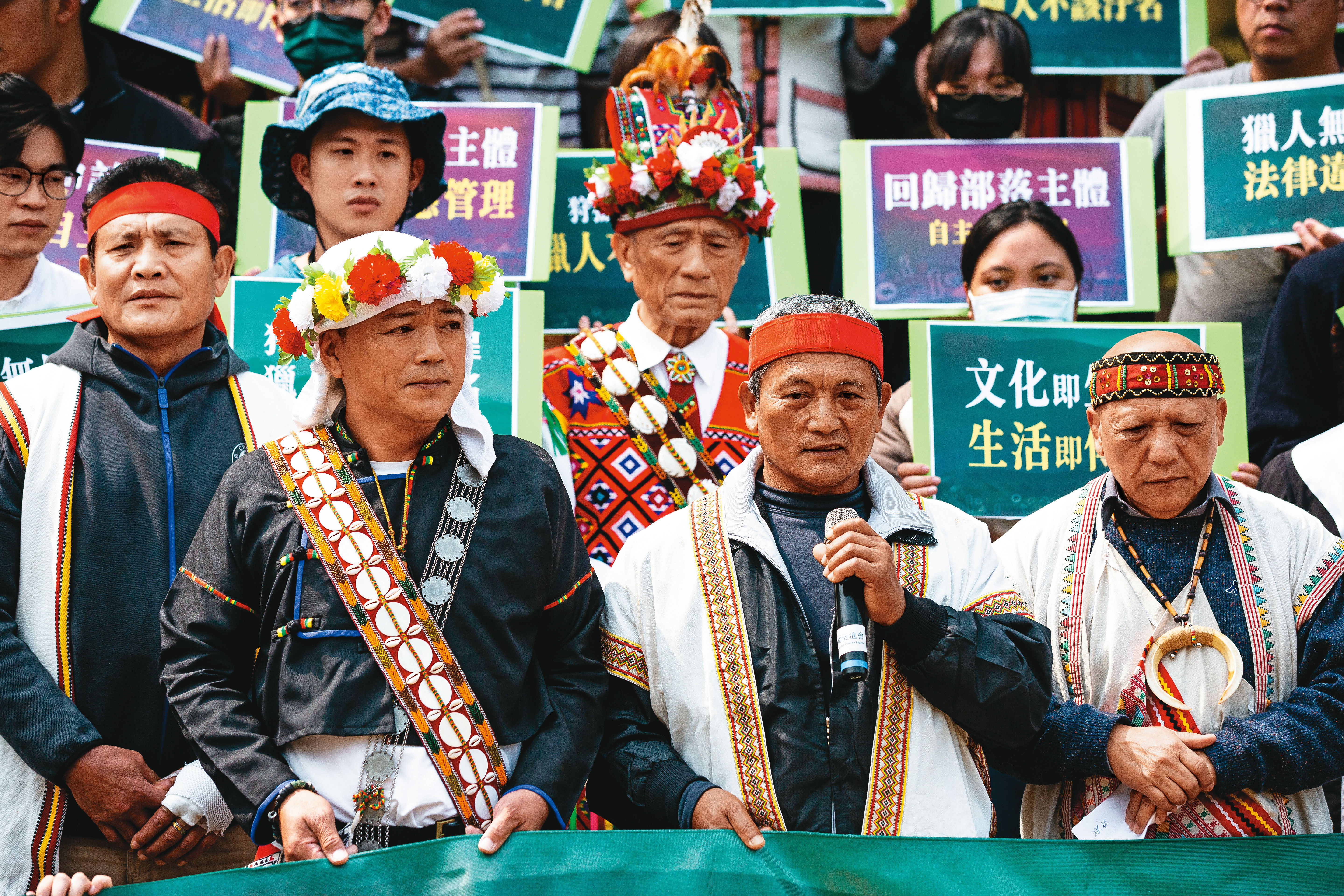 3月9日，王光祿（前右2）、潘志強（前左1）穿著各自族服，於憲法法庭發言。後排中為潘志強父親。