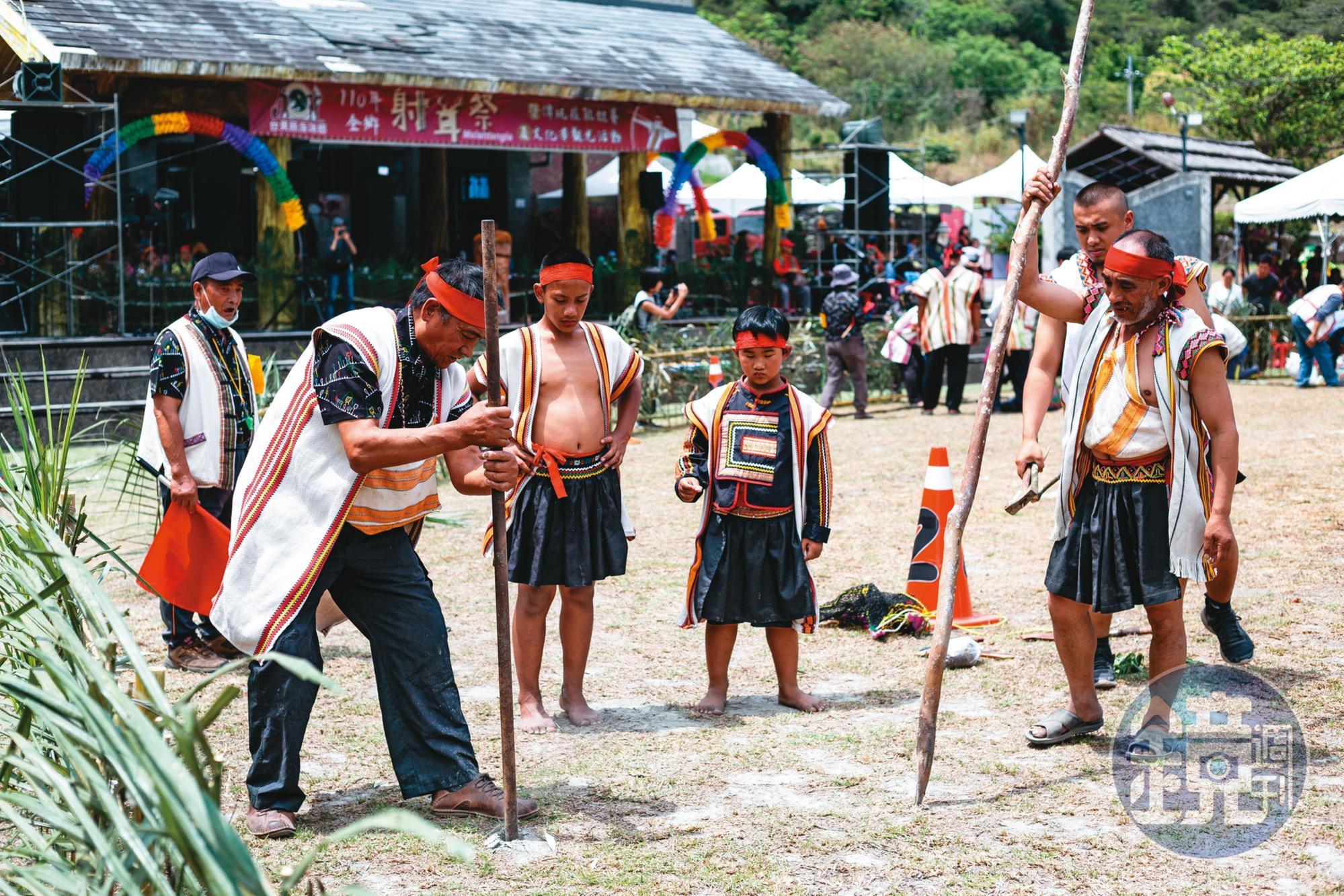 射耳祭是布農族每年最盛大的祭典活動,族人正在參加抓山豬、設陷阱比賽。