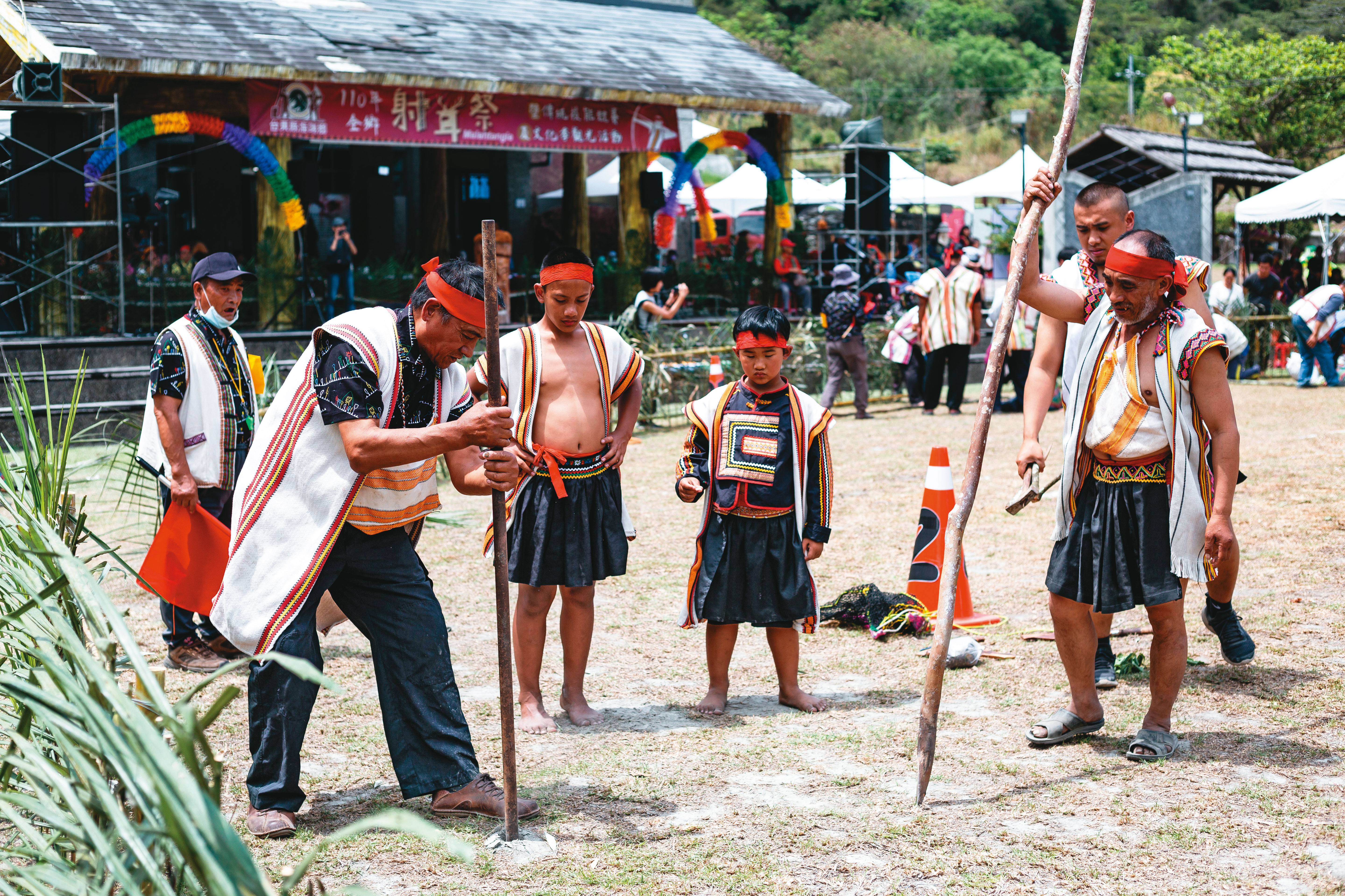 射耳祭是布農族每年最盛大的祭典活動，族人正在參加抓山豬、設陷阱比賽。
