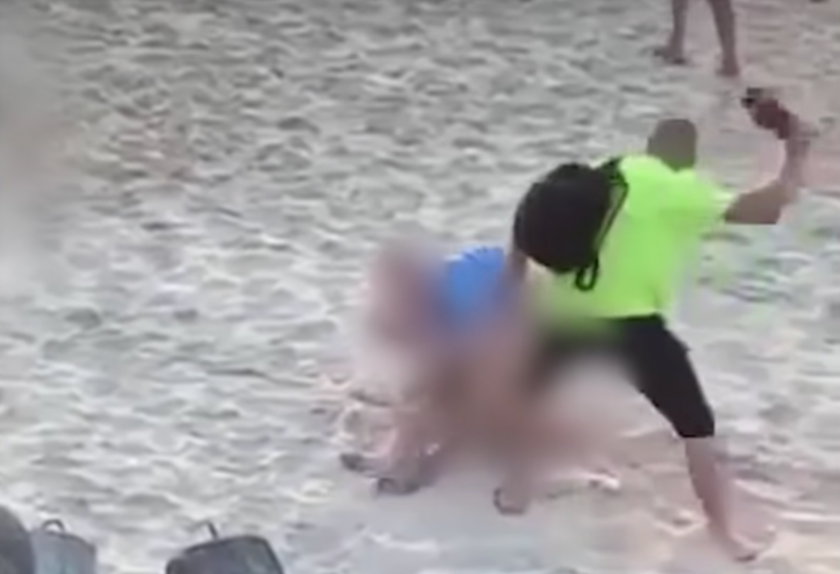 波蘭一對情侶在海灘公然連結，路人拿起拖鞋打屁股驅趕。（翻攝自Super Express YouTube）