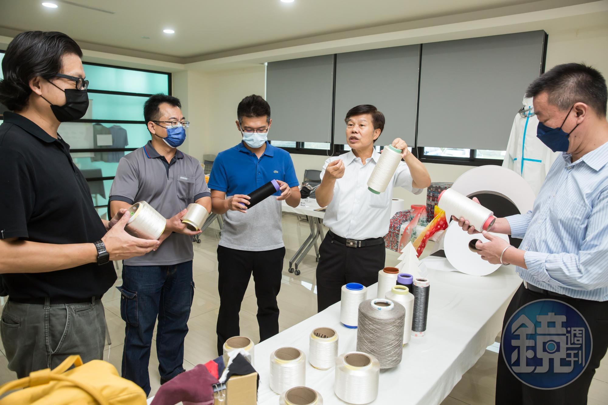 周文東(右2)帶領公司挺過風風雨雨,如今以產品多樣化往高端路線邁進。