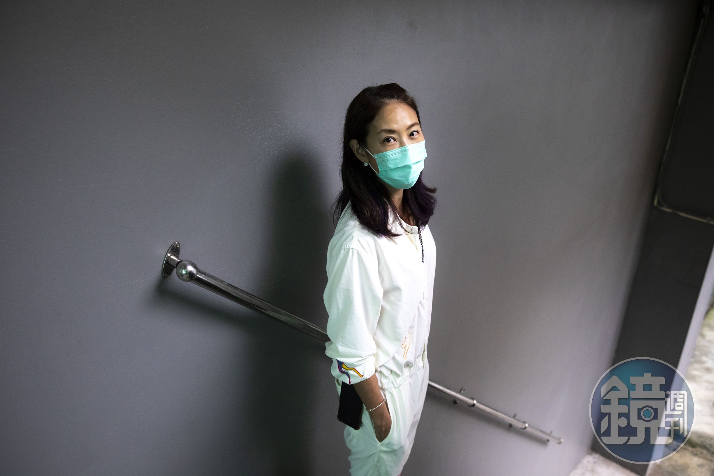 為醫護送暖一個多月來，賈永婕幾乎每天都穿同一雙白色愛迪達球鞋。比起物欲，她更重視生活體驗。